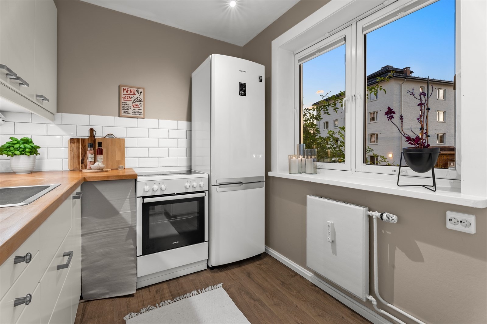 Kjøkkenet er av grei størrelse med mulighet for spiseplass. Galleribilde