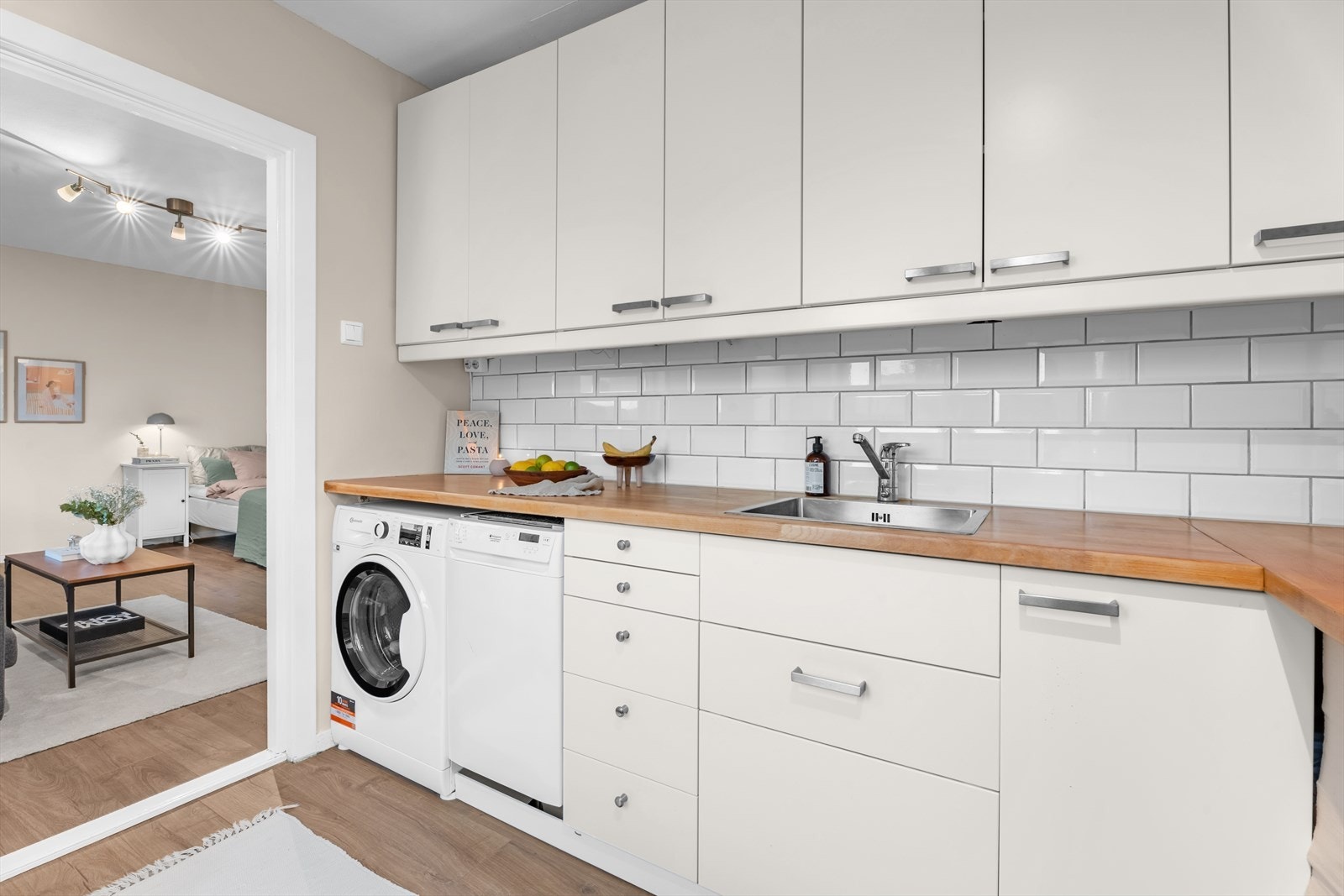 Kjøkkenet har innredning med glatte fronter. Benkeplaten er av heltre. Galleribilde