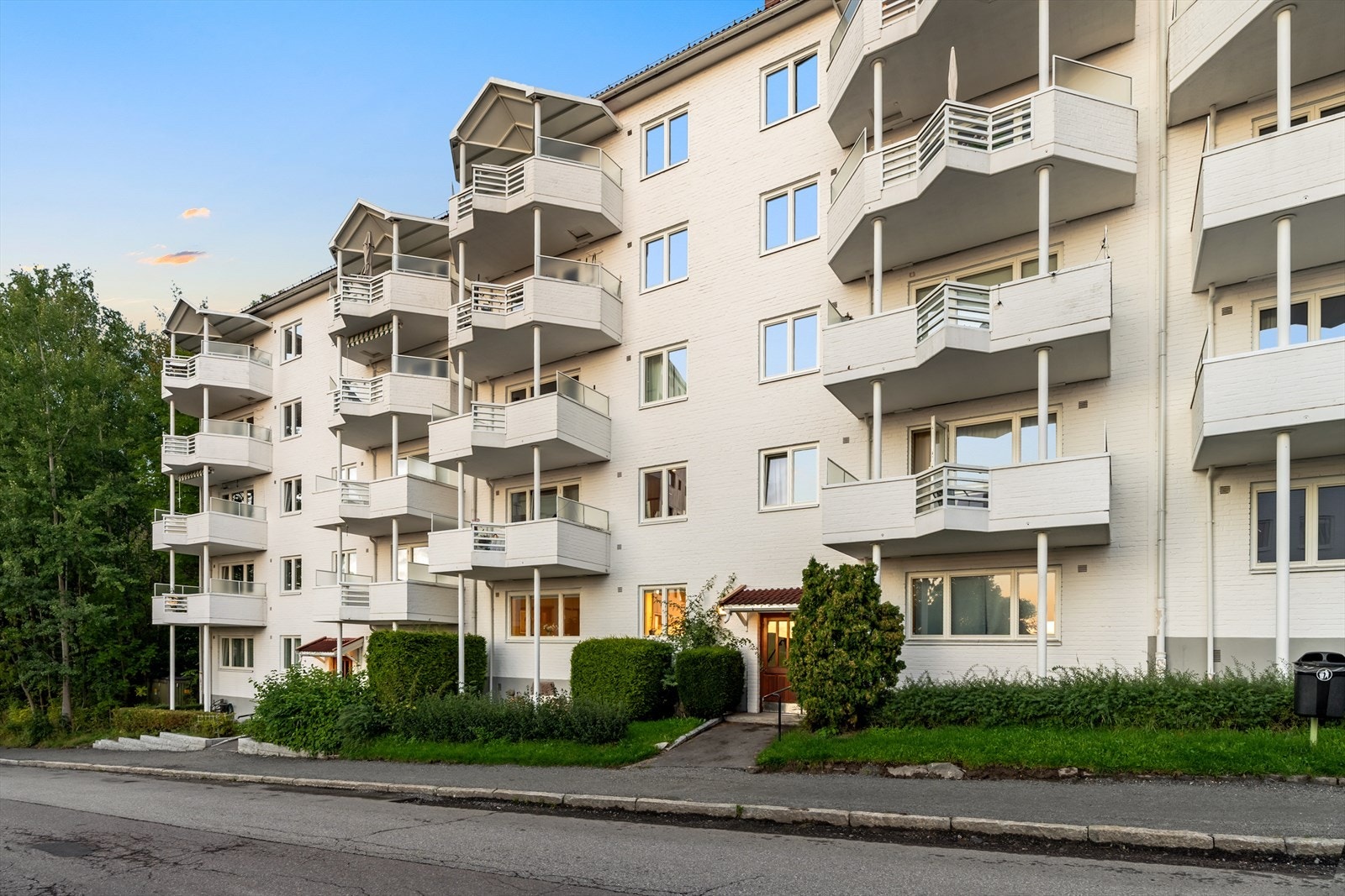 Skøyenåsveien 14 har en sentral og attraktiv beliggenhet på populære Skøyenåsen/Oppsal sydøst for Oslo sentrum. Galleribilde