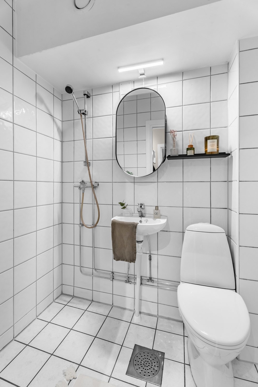 Badet har dusj, toalett og servant, samt varmekabler i gulv. Galleribilde