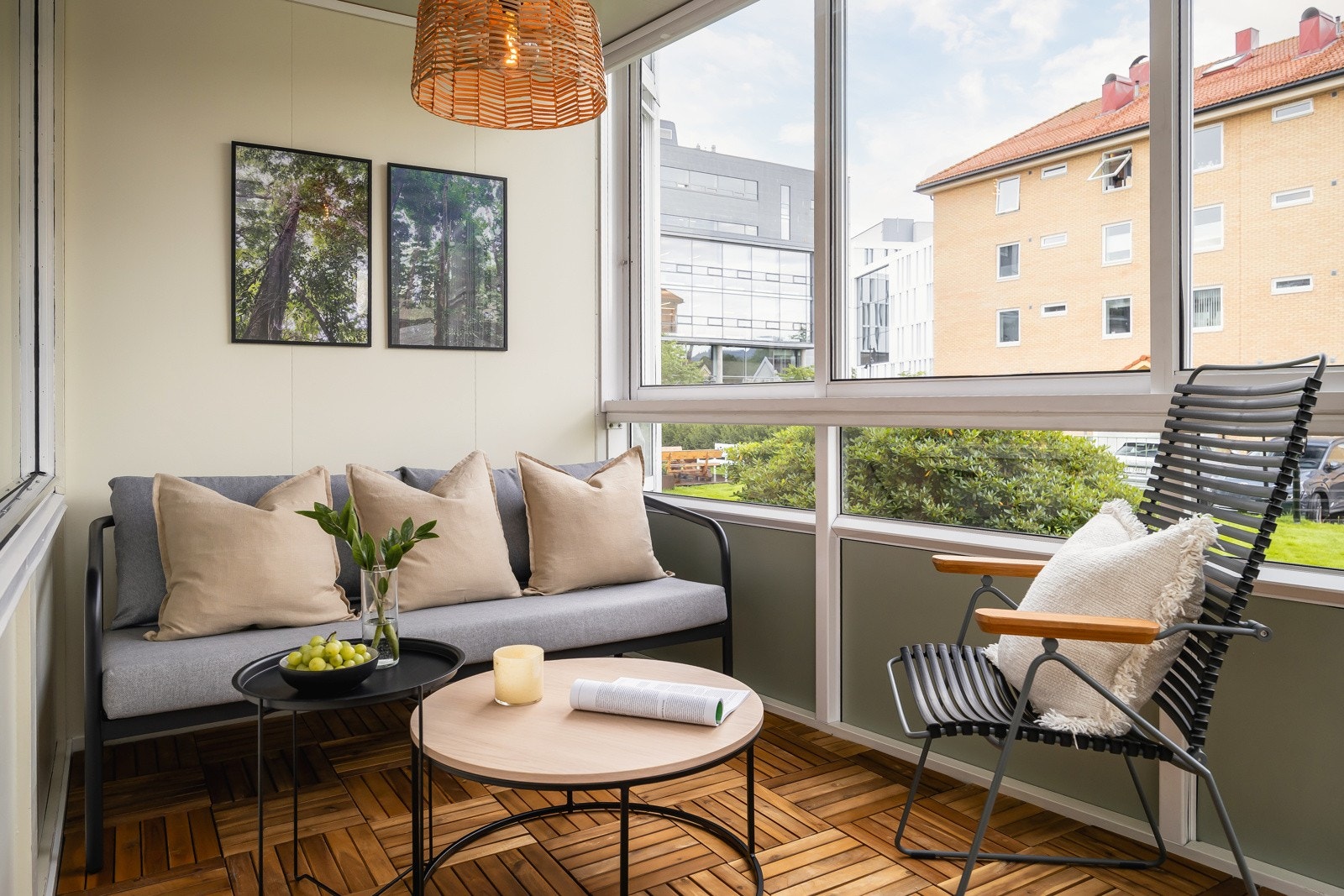 Rolig beliggenhet i ei trafikkstille gate og med vestvendt innglasset veranda med ypperlige solforhold. Galleribilde