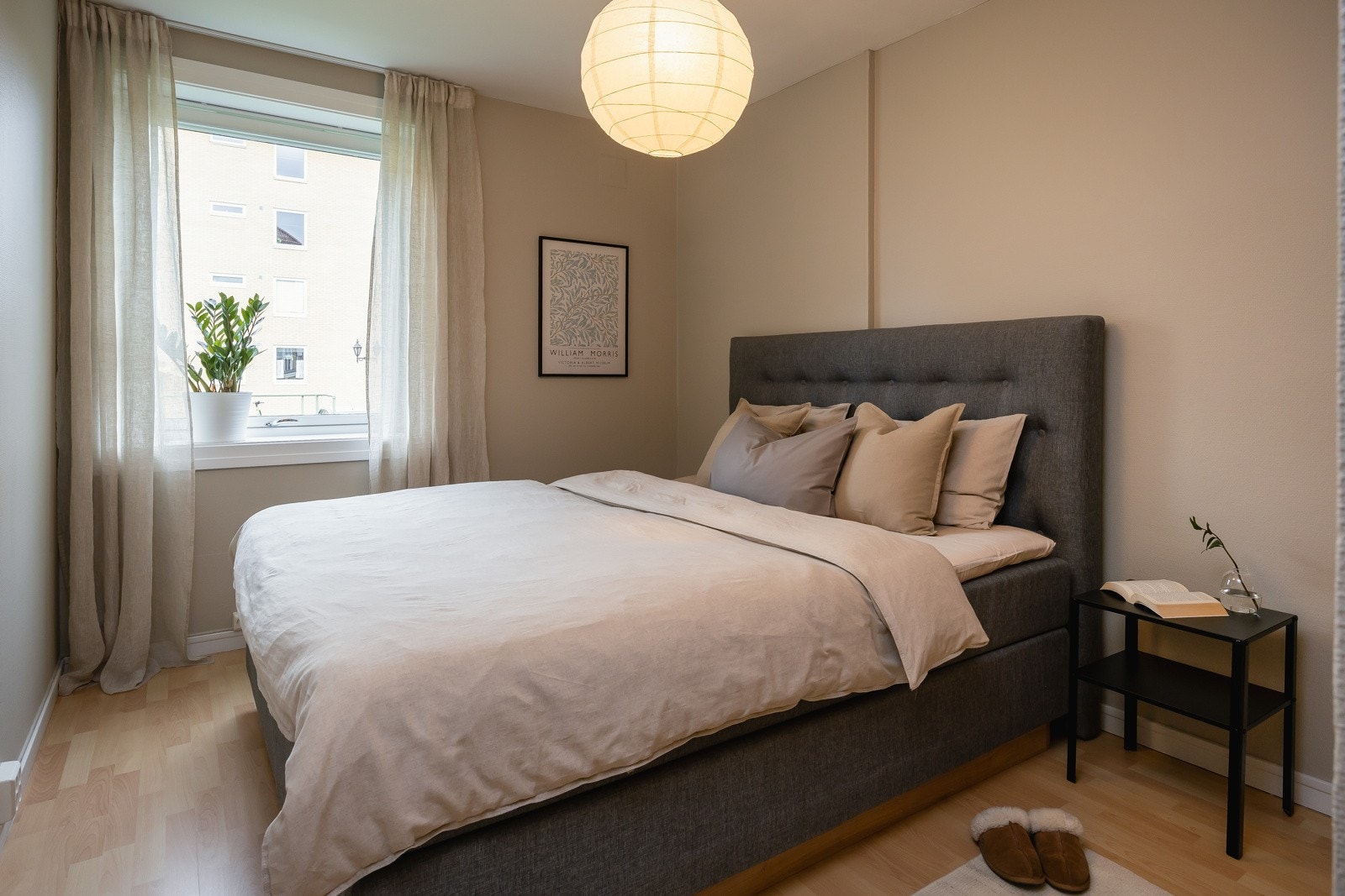 Svært god størrelse på ca. 11,5 kvm som gir rom for både stor seng, kontorpult og garderobe. Galleribilde