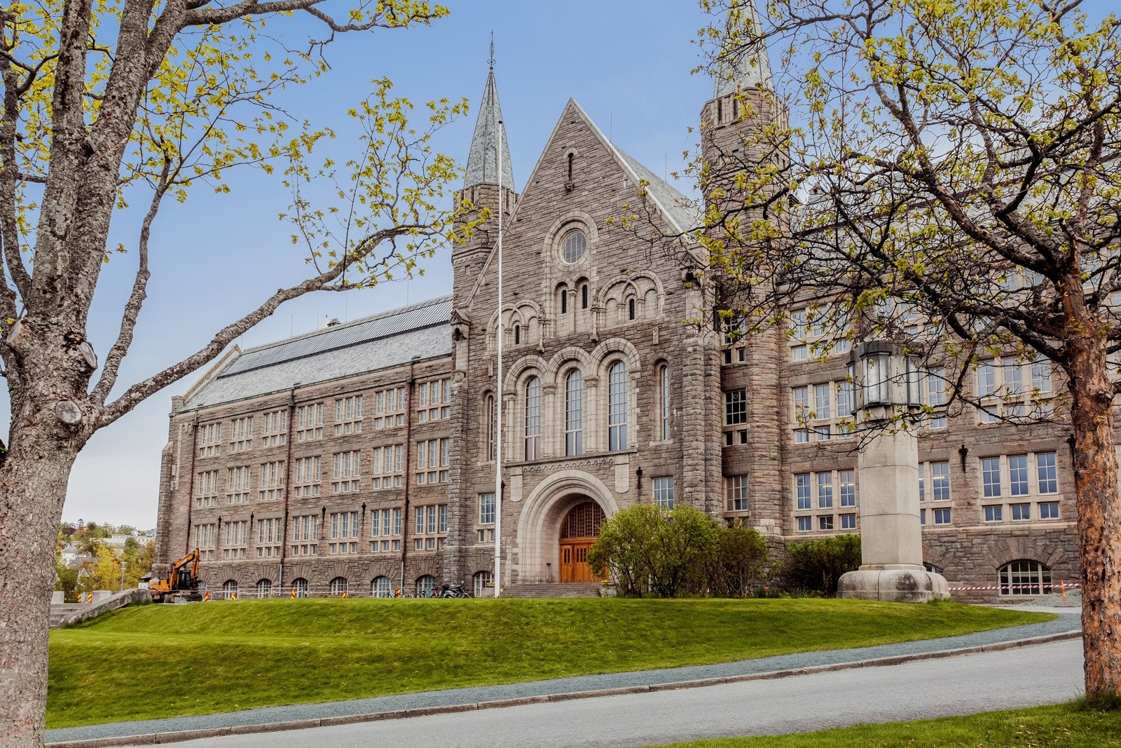 Herfra har man NTNU Gløshaugen, Samfundet, St. Olavs, Lerkendal og Sintef innen 5-10 min gange. Galleribilde