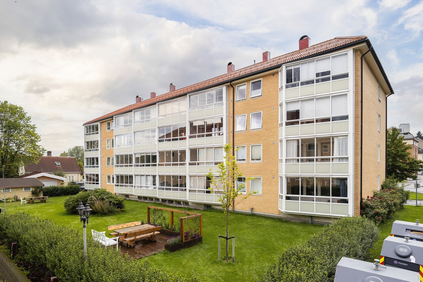 God plassering i høy 1. etasje, og med samtlige vindusflater vendt ut mot den rolige hagen mellom de to byggene i laget. Galleribilde