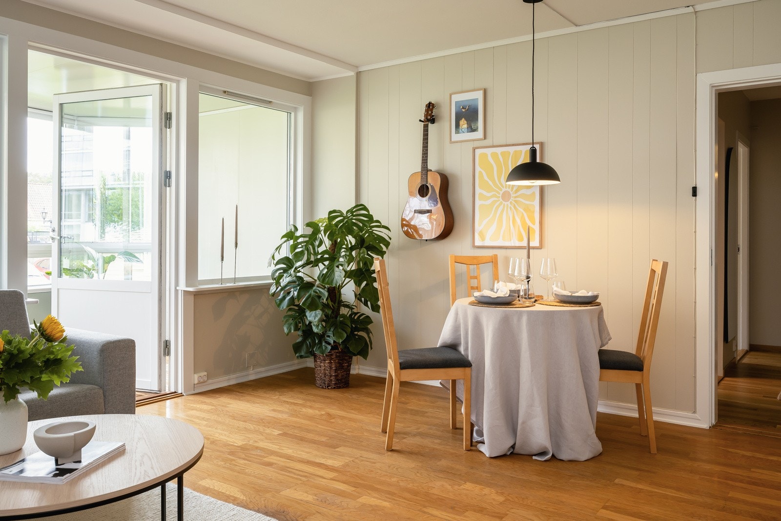 Naturlig plass på stua for både sofaavdeling og spisebord med praktisk nærhet til kjøkkenet vegg i vegg. Galleribilde
