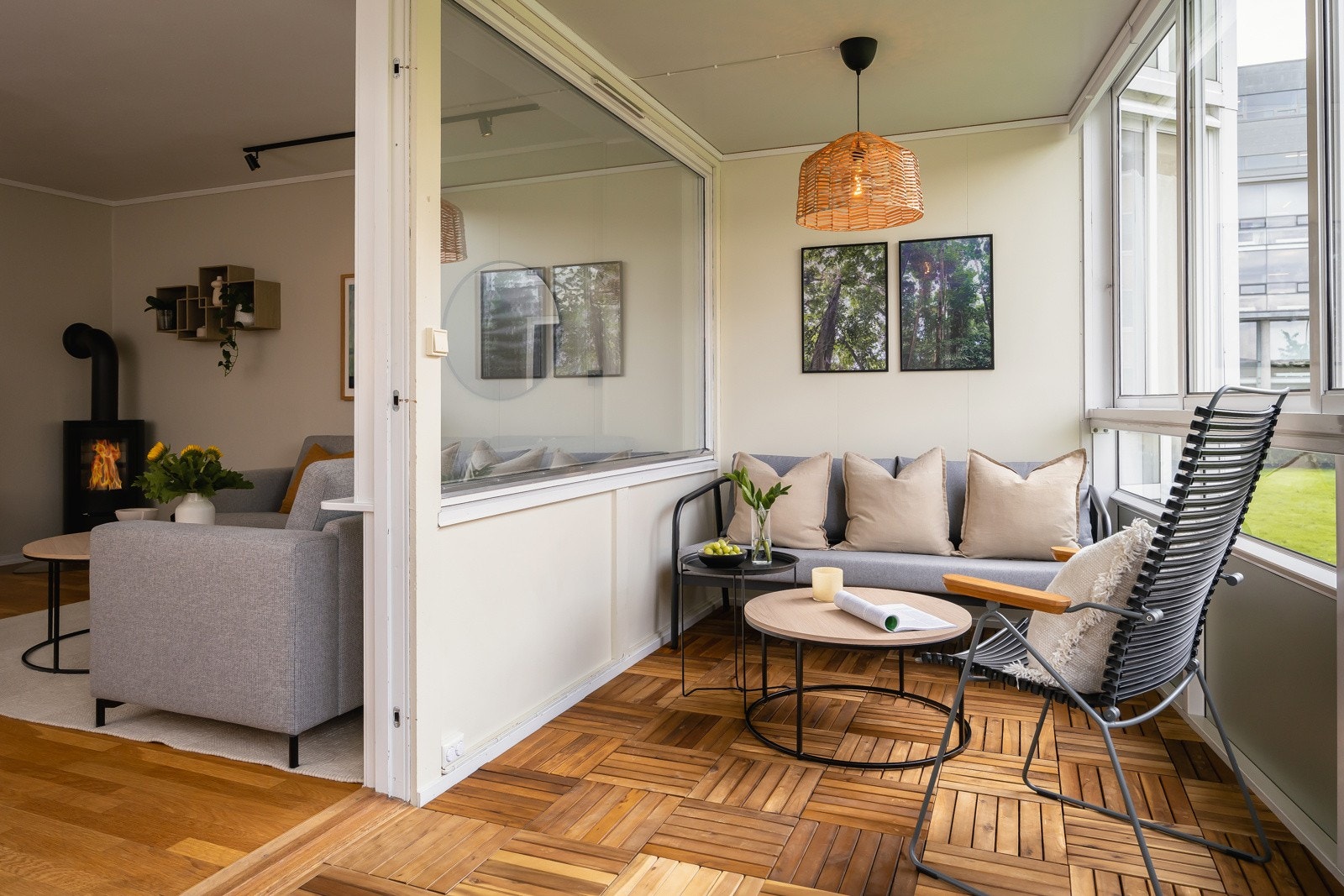Den innglassede verandaen rommer ca. 10 kvm og byr på høy bruksverdi sommer som vinter. Galleribilde