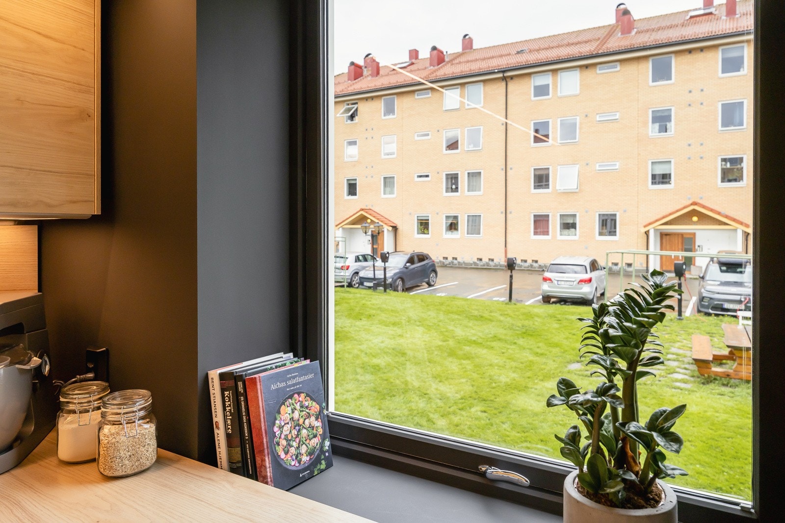 God fleksibilitet med flere tilgjengelige dobbelstikk, og harmonisk utsyn mot en stille felles hage. Galleribilde