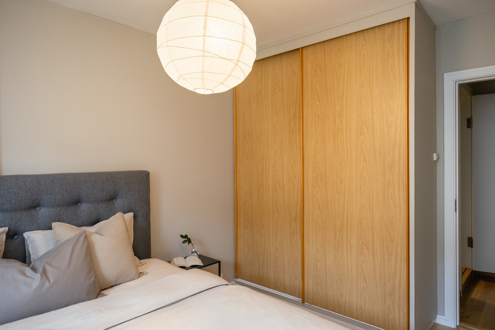 Etablert skyvedørsgarderobe på soverommet som medfølger i handelen. Galleribilde