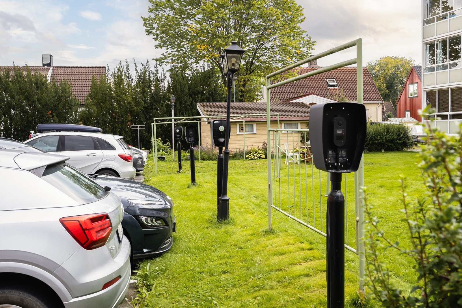 Borettslaget har totalt 27 samt to gjesteparkeringsplasser. Det er 8 etablerte ladere og 7 motorvarmere. Pr. 02.04.24 er det 4 ledige plasser. Galleribilde