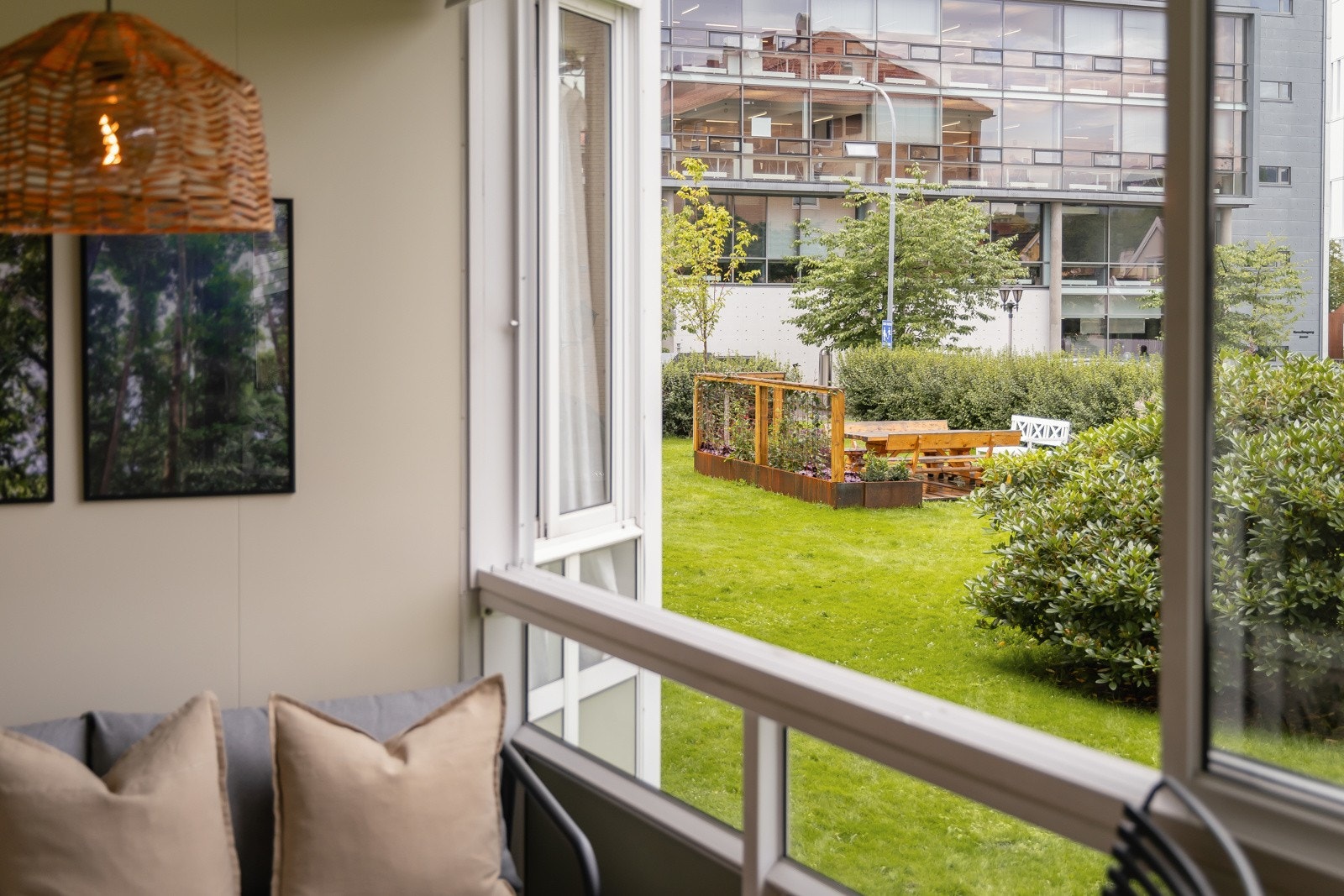 Hyggelig utsyn mot felles hage, og vindu på balkongen som kan skyves til side for å nyte sola fra ca. kl. 12.30-22.30 på sommerstid. Galleribilde