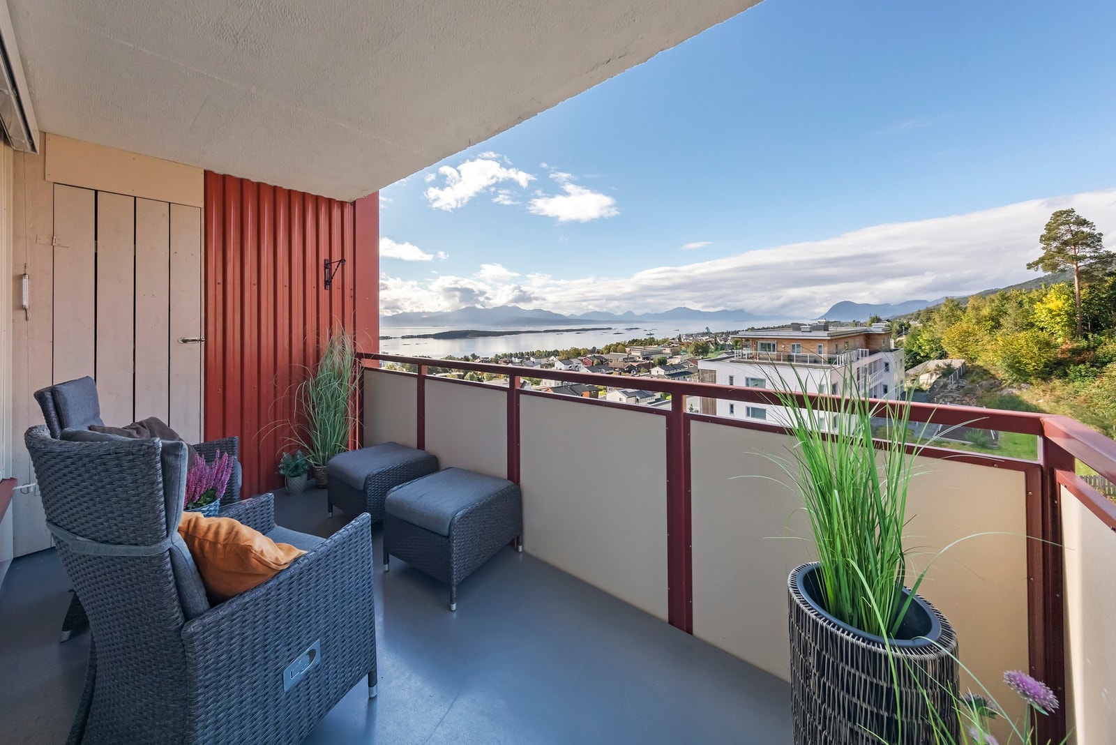 Vestvendt, overbygd balkong Galleribilde