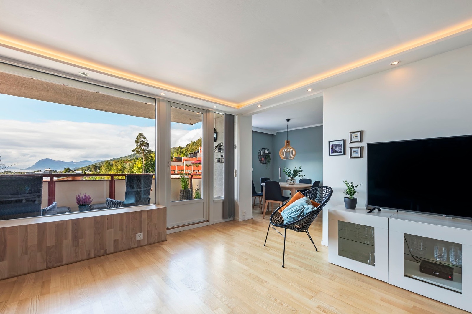 Vinduer i leiligheten og balkongdør byttet i 2004. Utgang til balkong fra stue Galleribilde