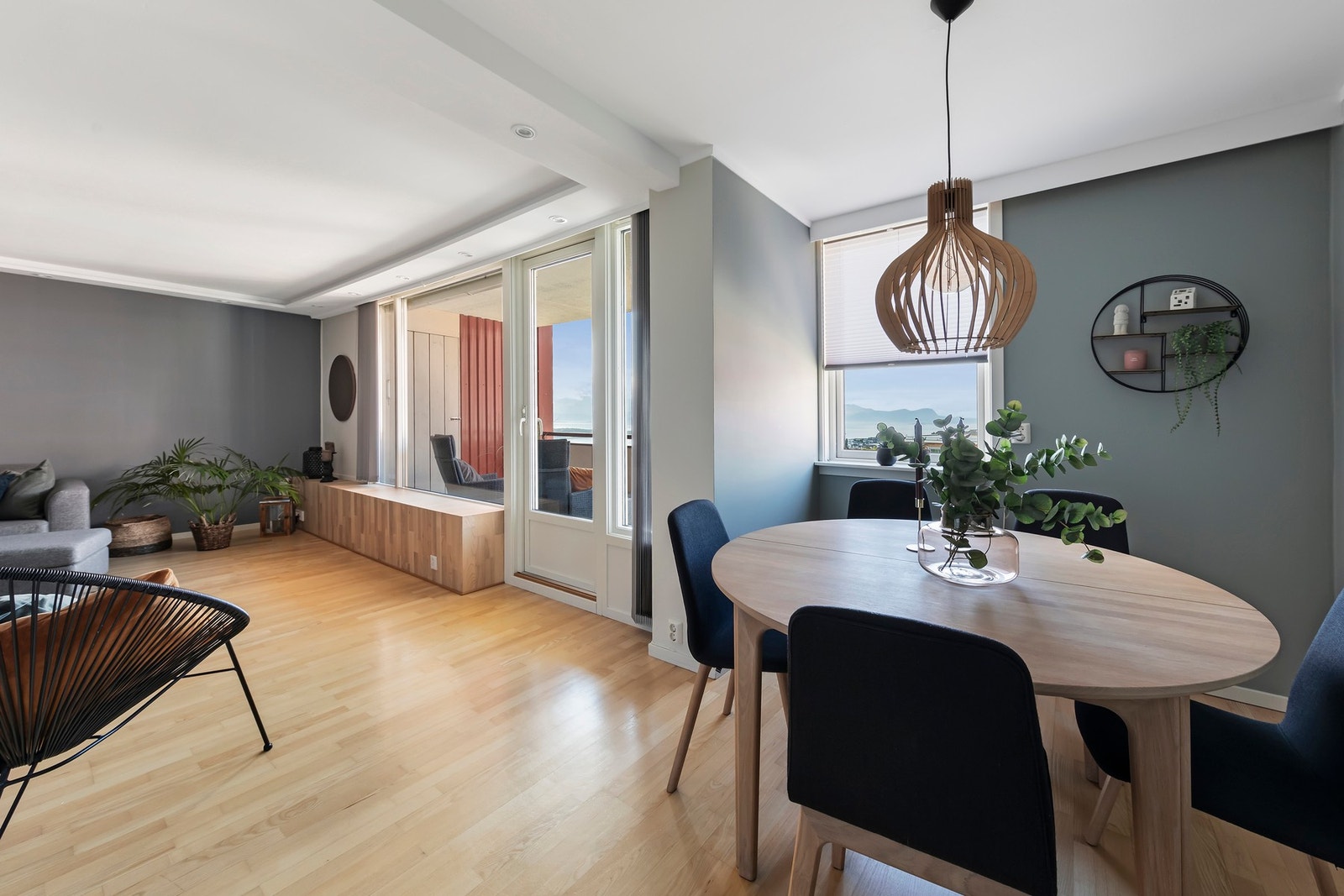 Delvis åpen løsning inn mot kjøkken med god plass til spisebord Galleribilde