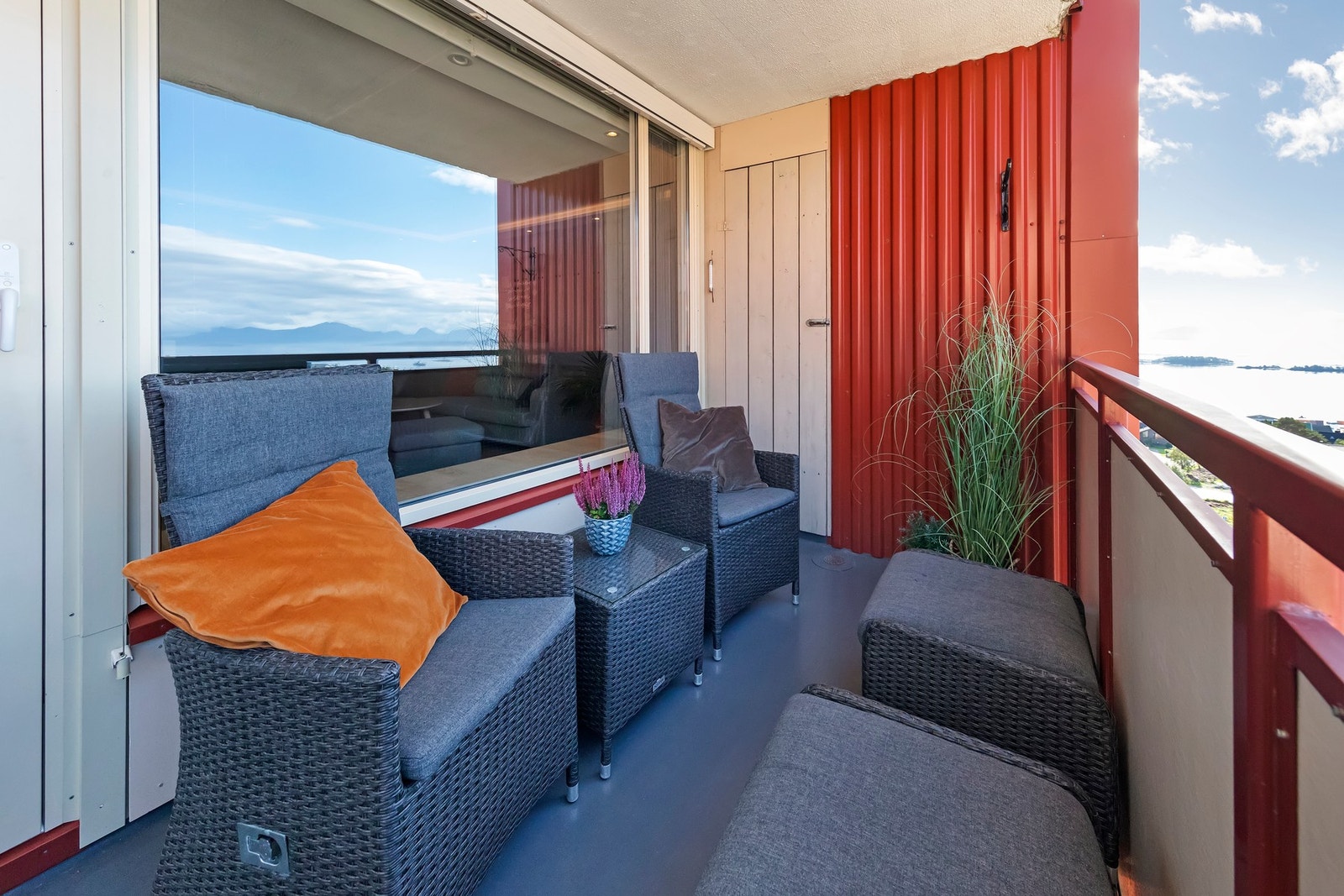 På balkongen finner man et utvendig bod(2 m2) og i fellesgang rett ved inngangen har man også en bod(7 m2) Galleribilde