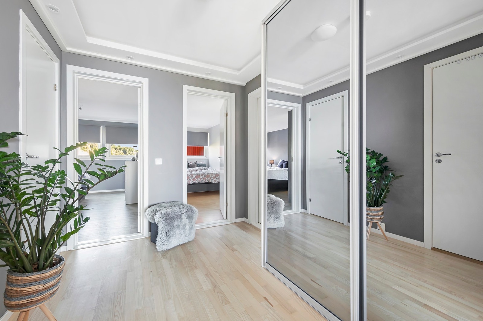 Gang med stor skyvedørsgarderobe Galleribilde