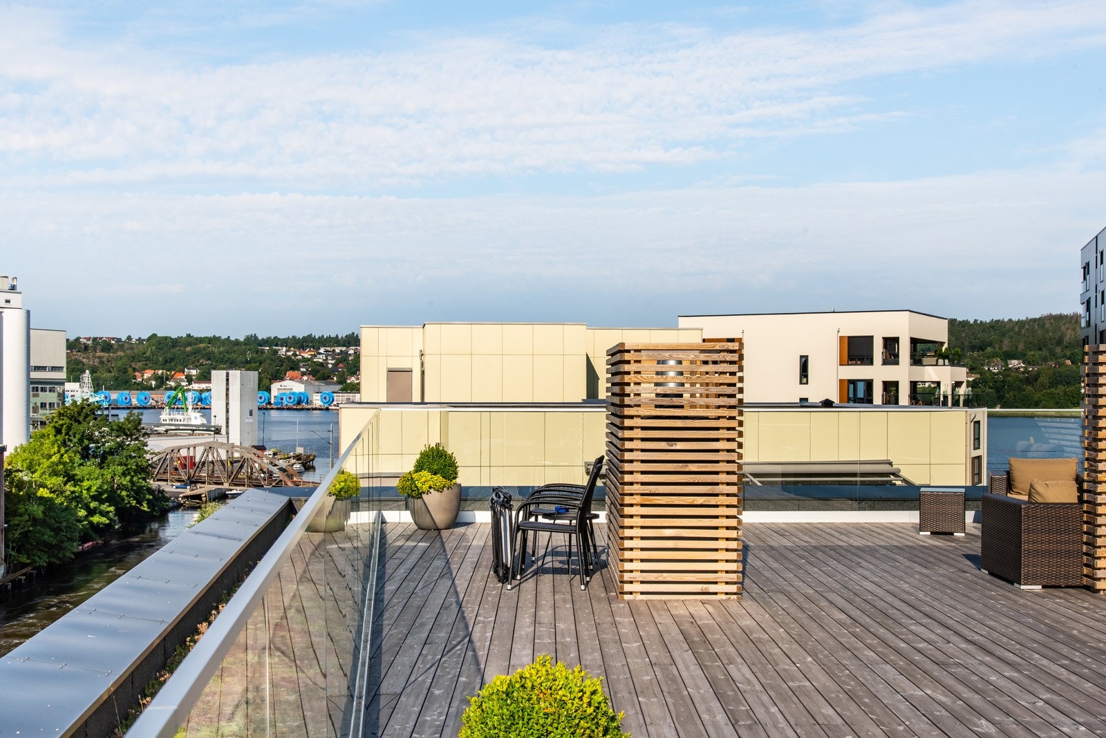 Felles takterrasse i bygg nr. 21. Her er det flere sittegrupper og sol fra morgen til kveld. Galleribilde