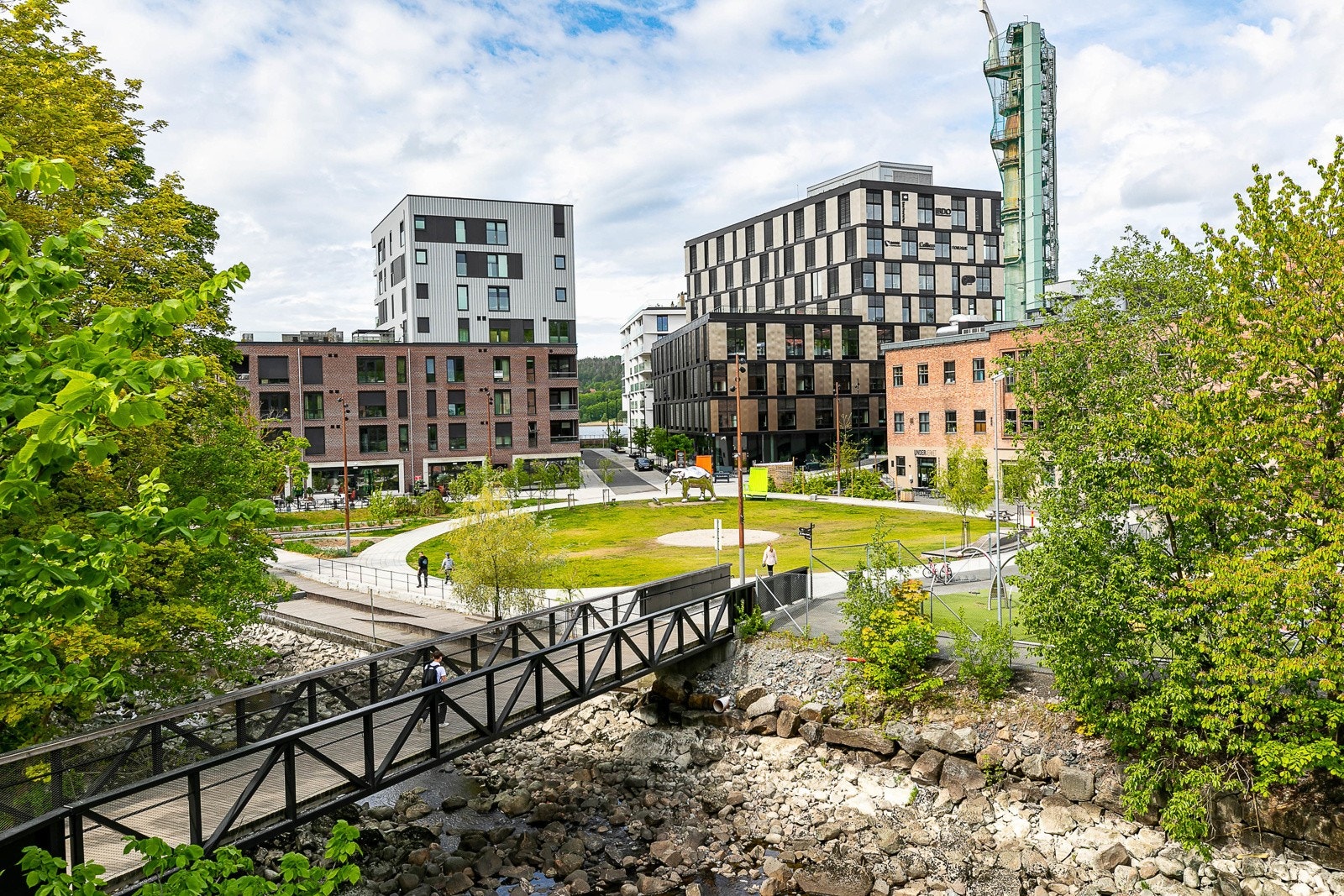 Gangbro over til Møllebyen. Galleribilde