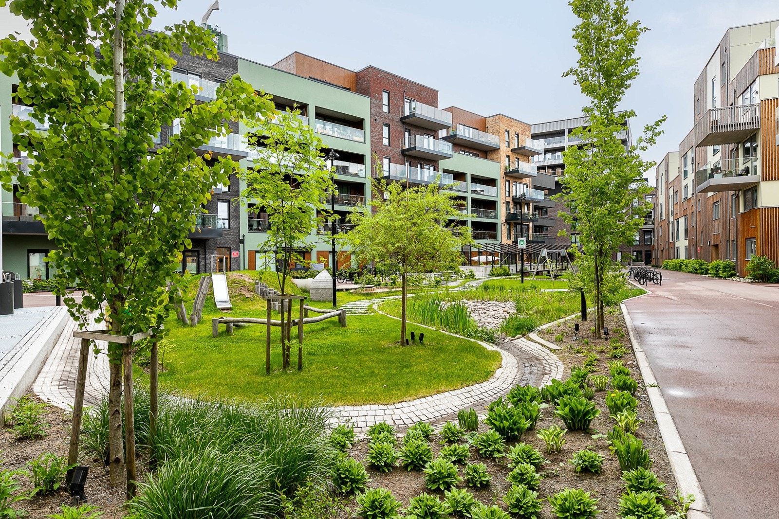 Området er som en liten bypark med store og flotte fellesområder. Galleribilde