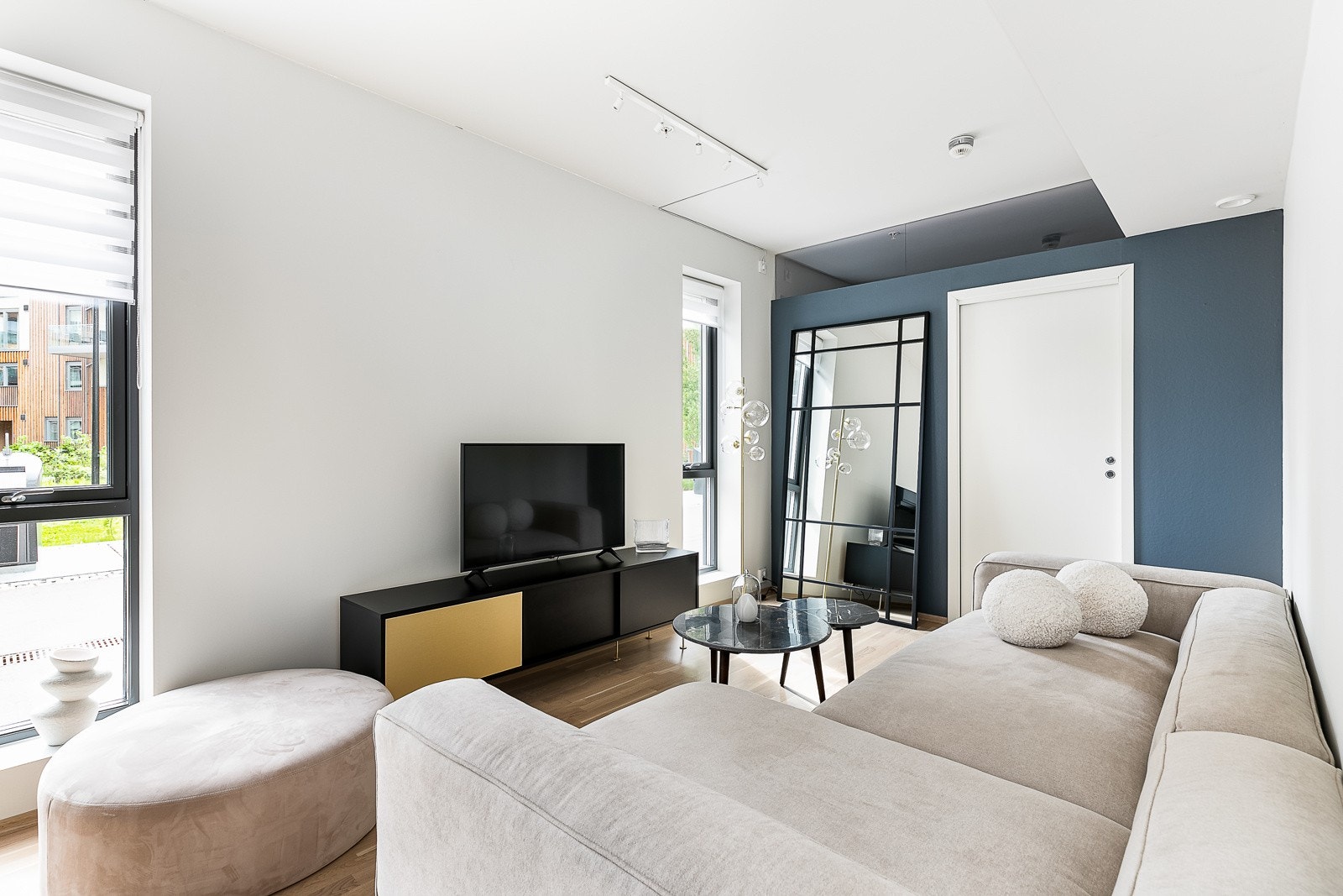 Stuen har god plass til både sofa- og spisegruppe. Galleribilde