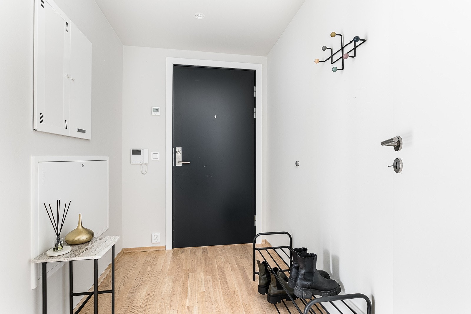 Gang/entré med plass til å henge fra seg yttertøy. Galleribilde