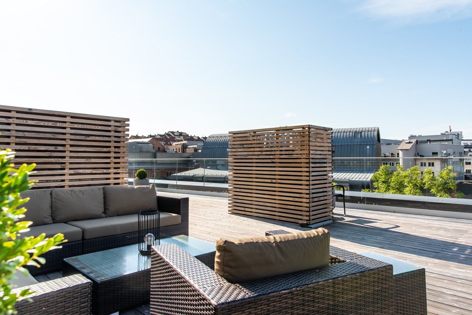 Felles takterrasse i bygg nr. 21. Her er det flere sittegrupper og sol fra morgen til kveld. Galleribilde
