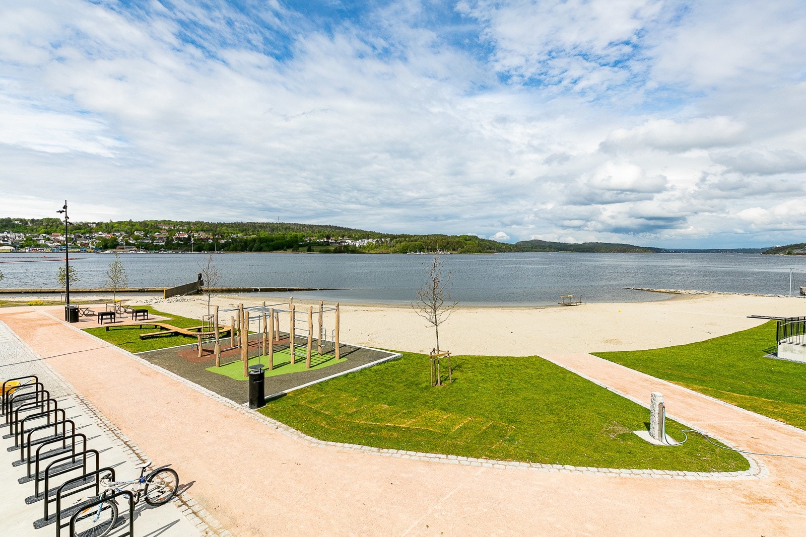 På Rabben finner man en lekeplass, sandstrand, brygge, gjesteplasser for småbåter, sandvolleyballbane, toaletter, skifteskur og utedusjer. Galleribilde