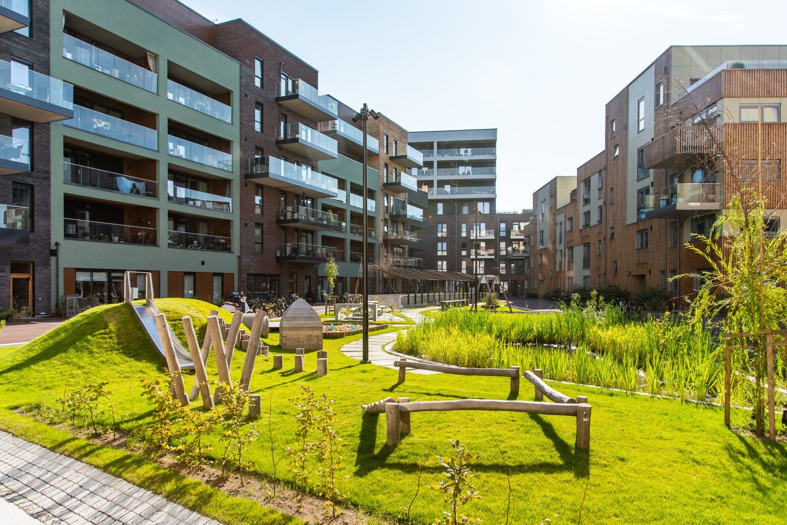 Området er som en liten bypark med store og flotte fellesområder. Galleribilde