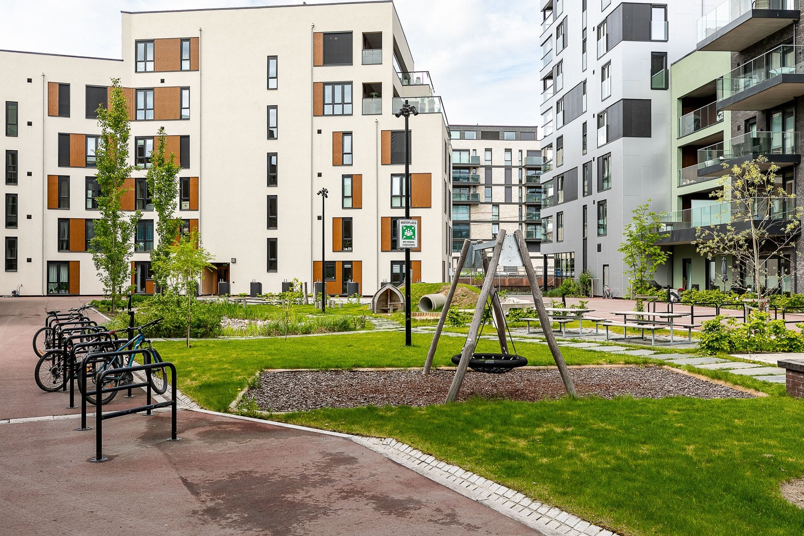 Området er som en liten bypark med store og flotte fellesområder. Galleribilde
