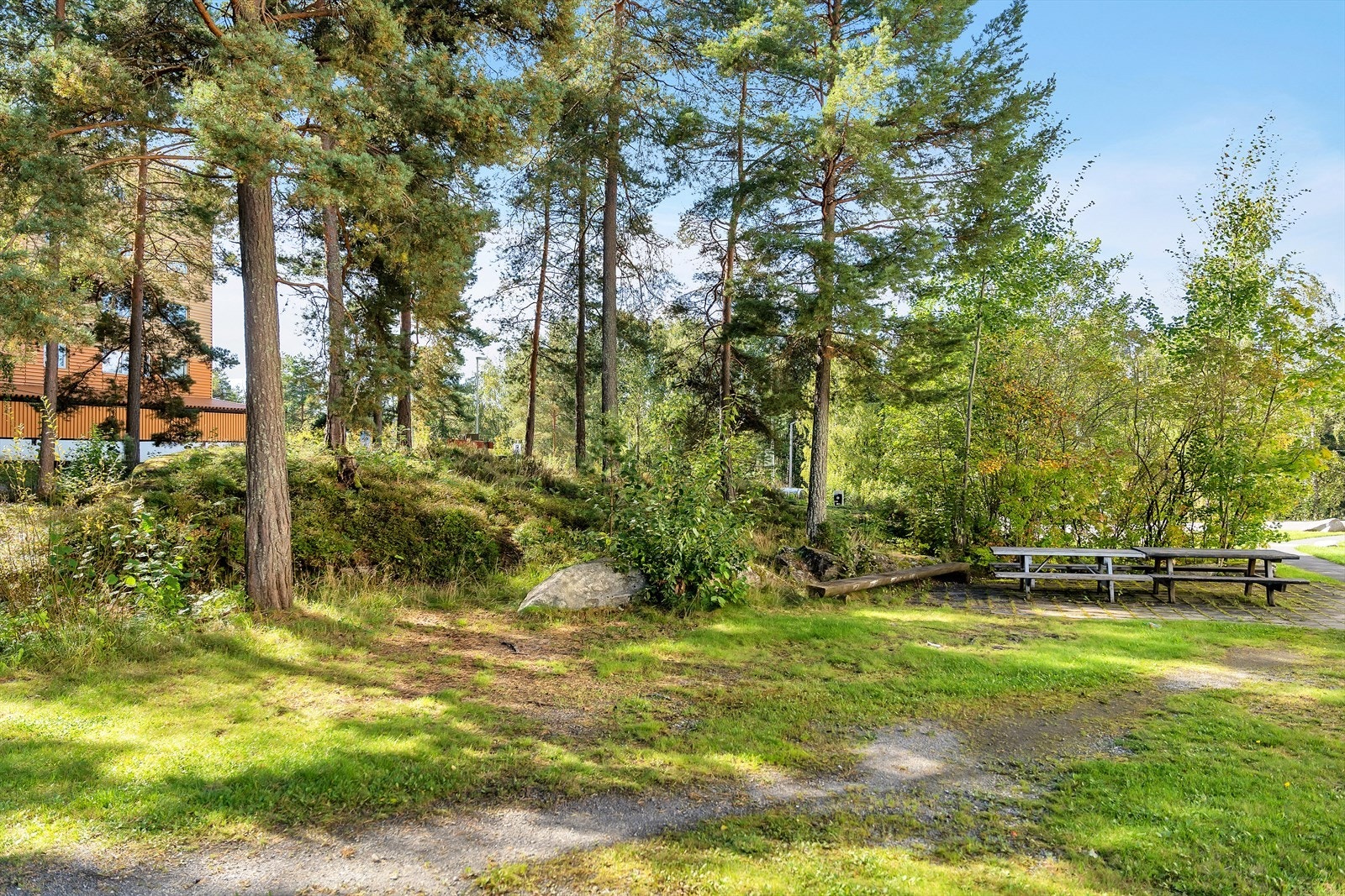 Leiligheten ligger i et familievennlig og rolig område med kort avstand til skog og mark. Galleribilde