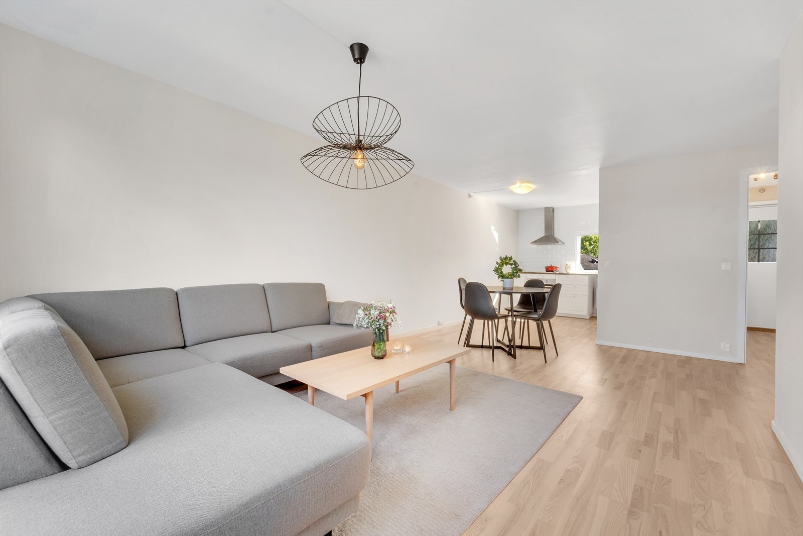 Lys og romslig stue med god plass til sofa, spisebord, tv og tilhørende mediemøblement. Galleribilde