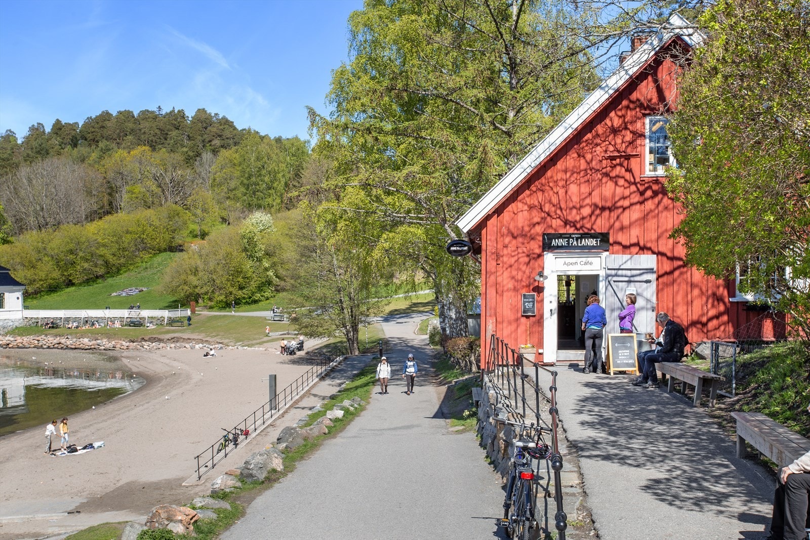 Ta turen innom "Anne på landet". En café nede på stranden i Hvervenbukta. Galleribilde
