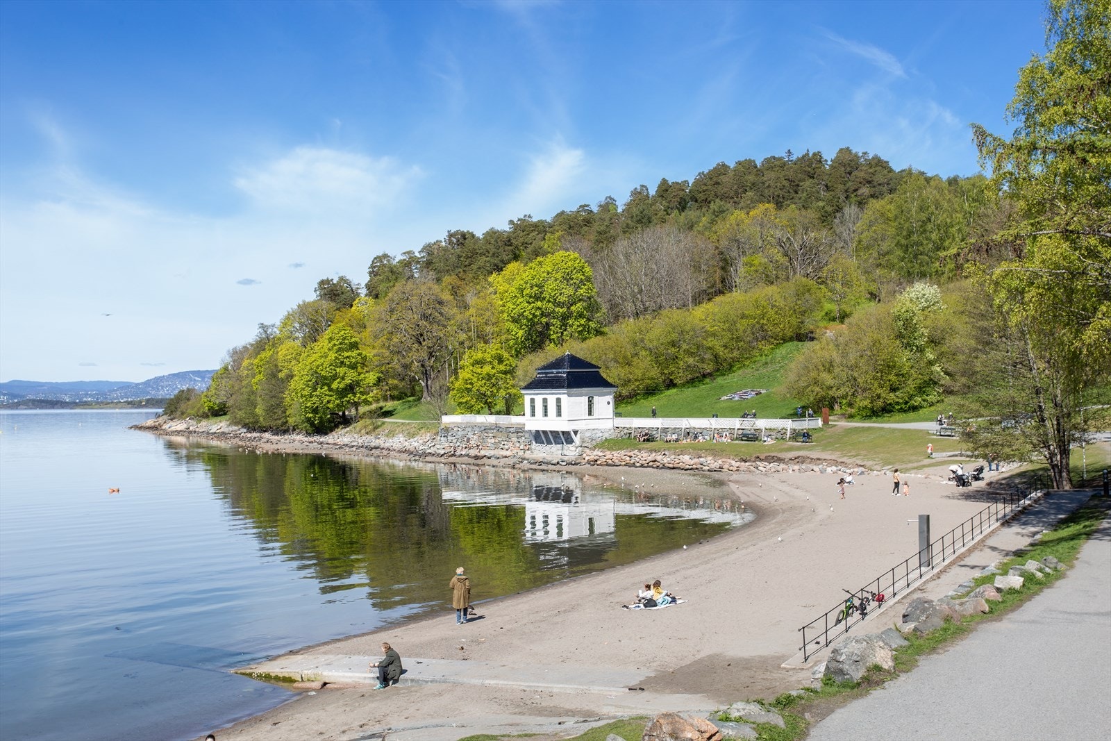 En kort sykkeltur unna, finner du populære Hvervenbukta. Galleribilde