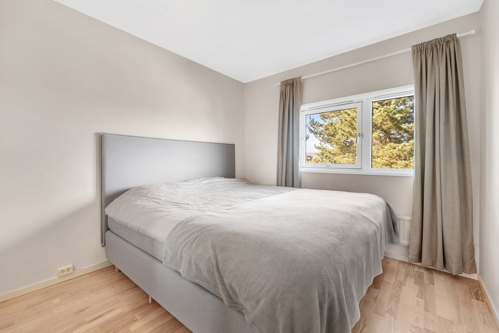 Romslig soverom med god plass til seng, nattbord og garderobe. Galleribilde