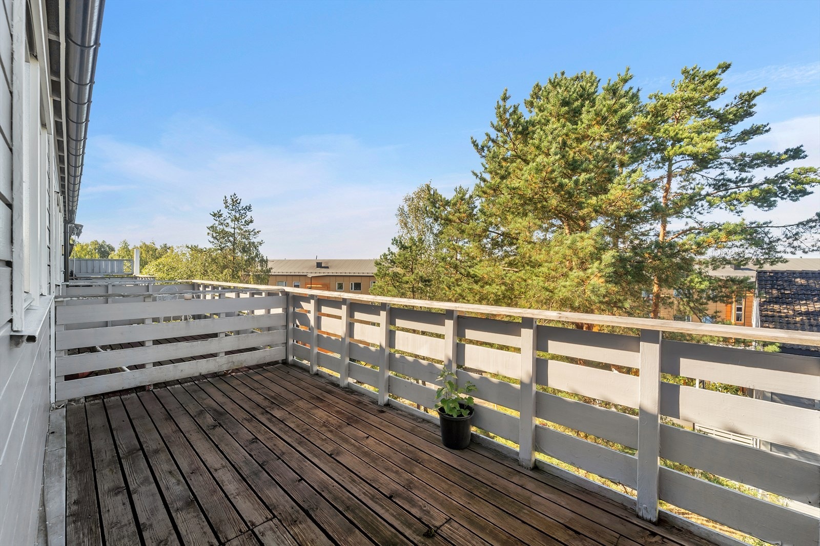 Her har du god plass til å sette ut en sittegruppe og nyte ettermiddags- / kveldssolen. Galleribilde