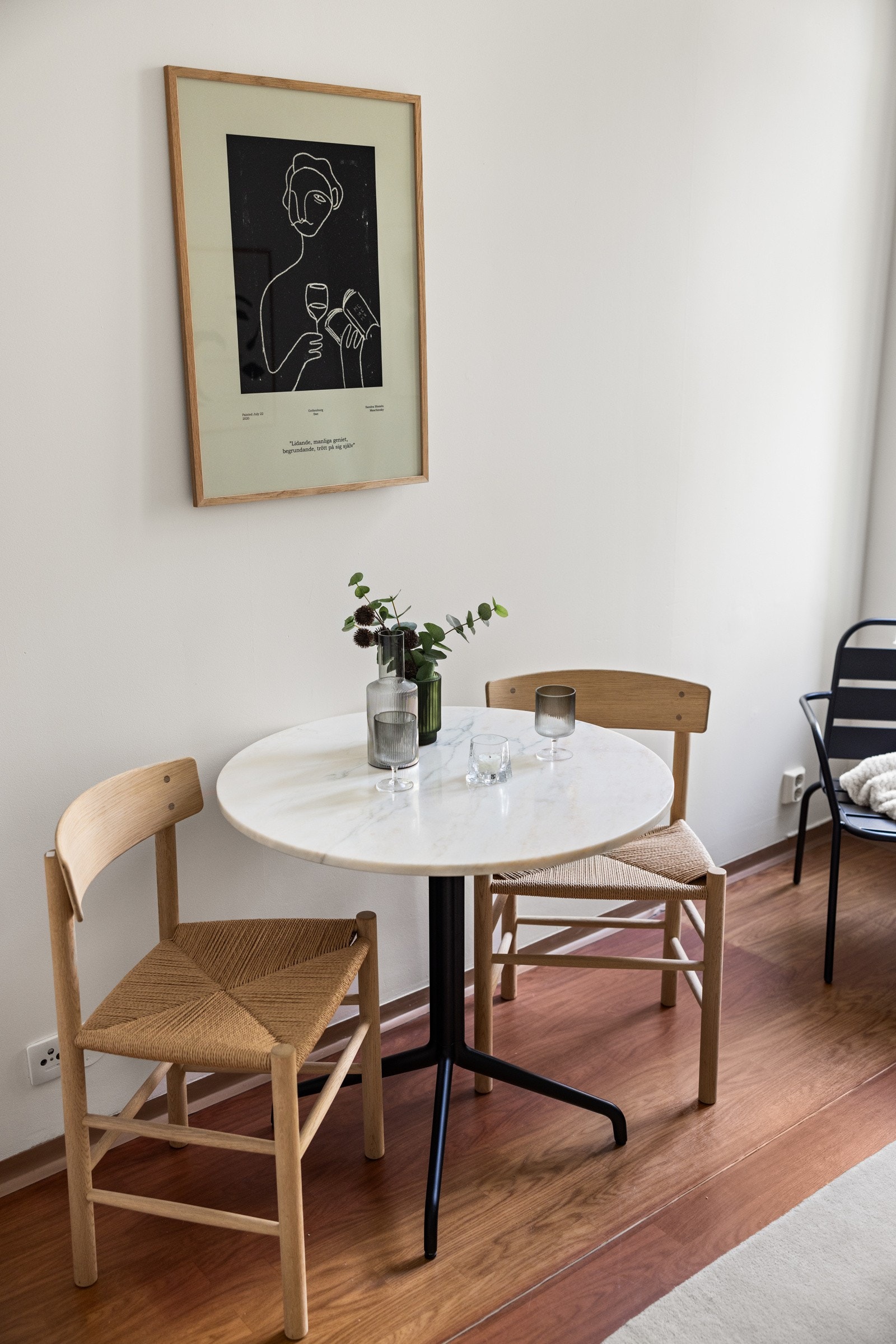 Stuen kan møbleres med sovesofa og et koselig spisebord. Galleribilde