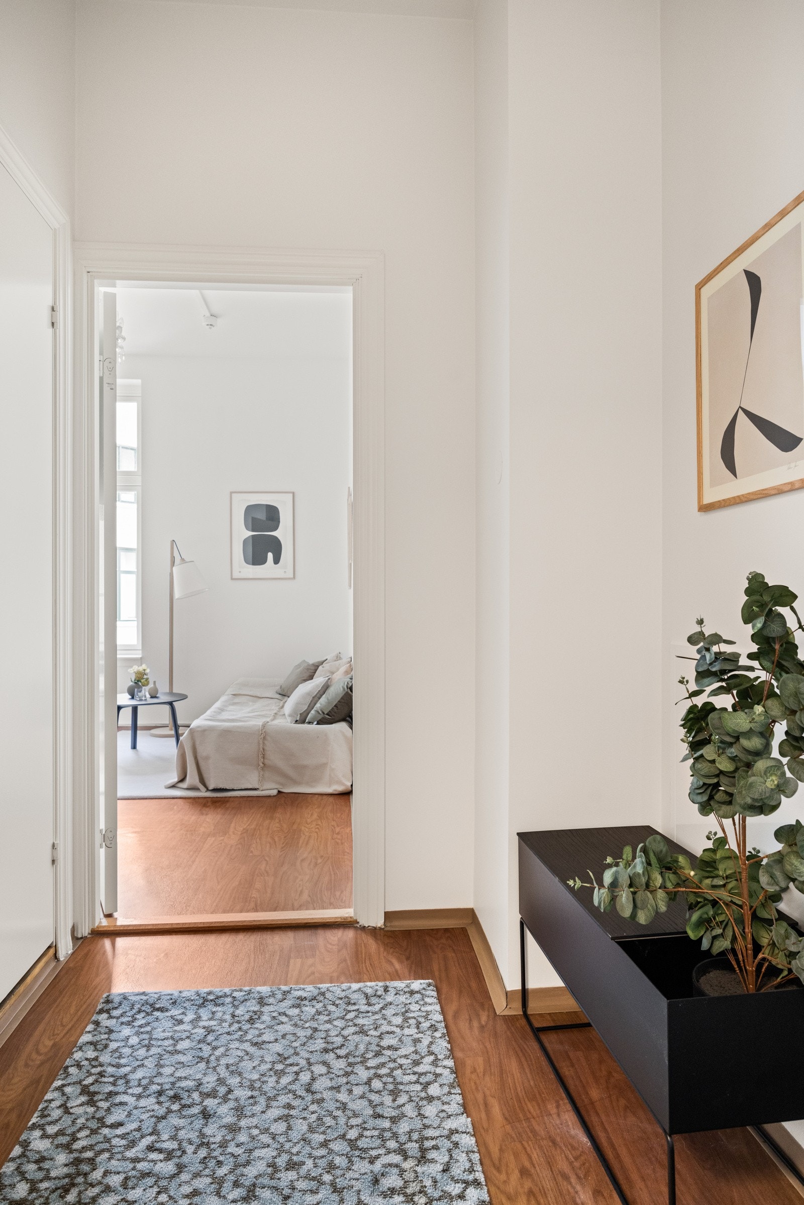 Entréen har belegg på gulv med vannbåren gulvvarme og lysmalte overflater. Galleribilde
