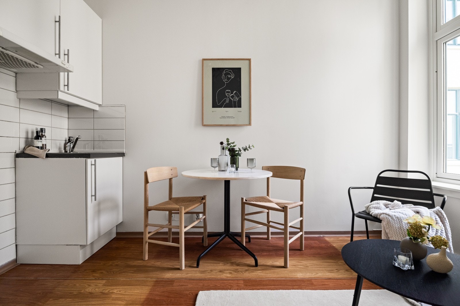 Stuen har belegg på gulv med vannbåren gulvvarme og lysmalte overflater. Galleribilde