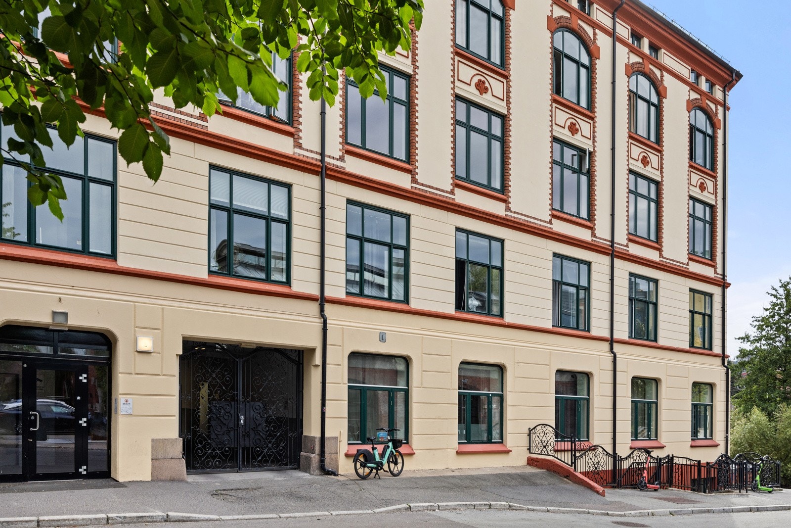 Flott historisk bygg fra 1890. Fra 1918 ble lagerbygningen i sin helhet tatt i bruk som tobakksfabrikk. Galleribilde