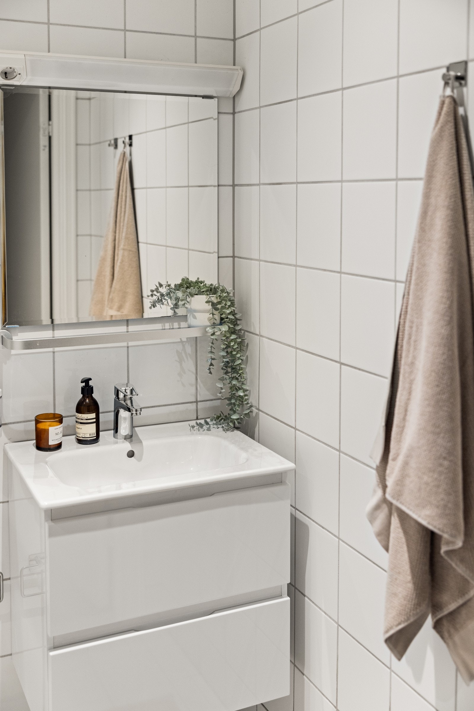 Baderommet har fliser på gulv og vegger, deilig gulvvarme og downlights i himlingen. Galleribilde
