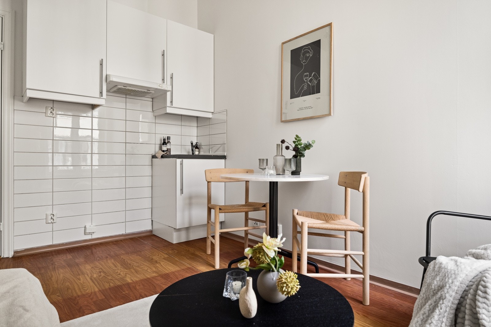 Stuen har belegg på gulv med vannbåren gulvvarme og lysmalte overflater. Galleribilde