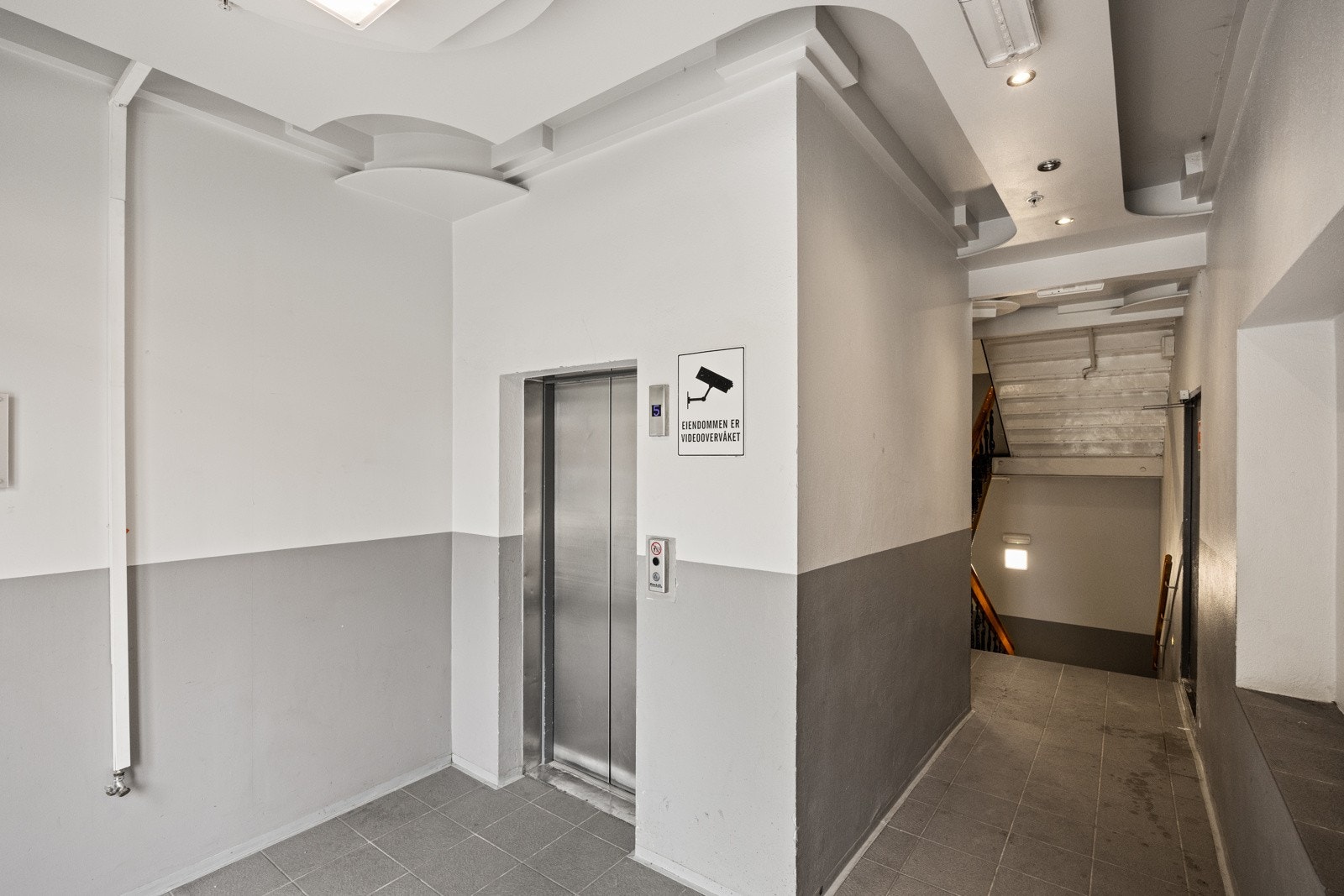 Det er heis i bygget. Galleribilde