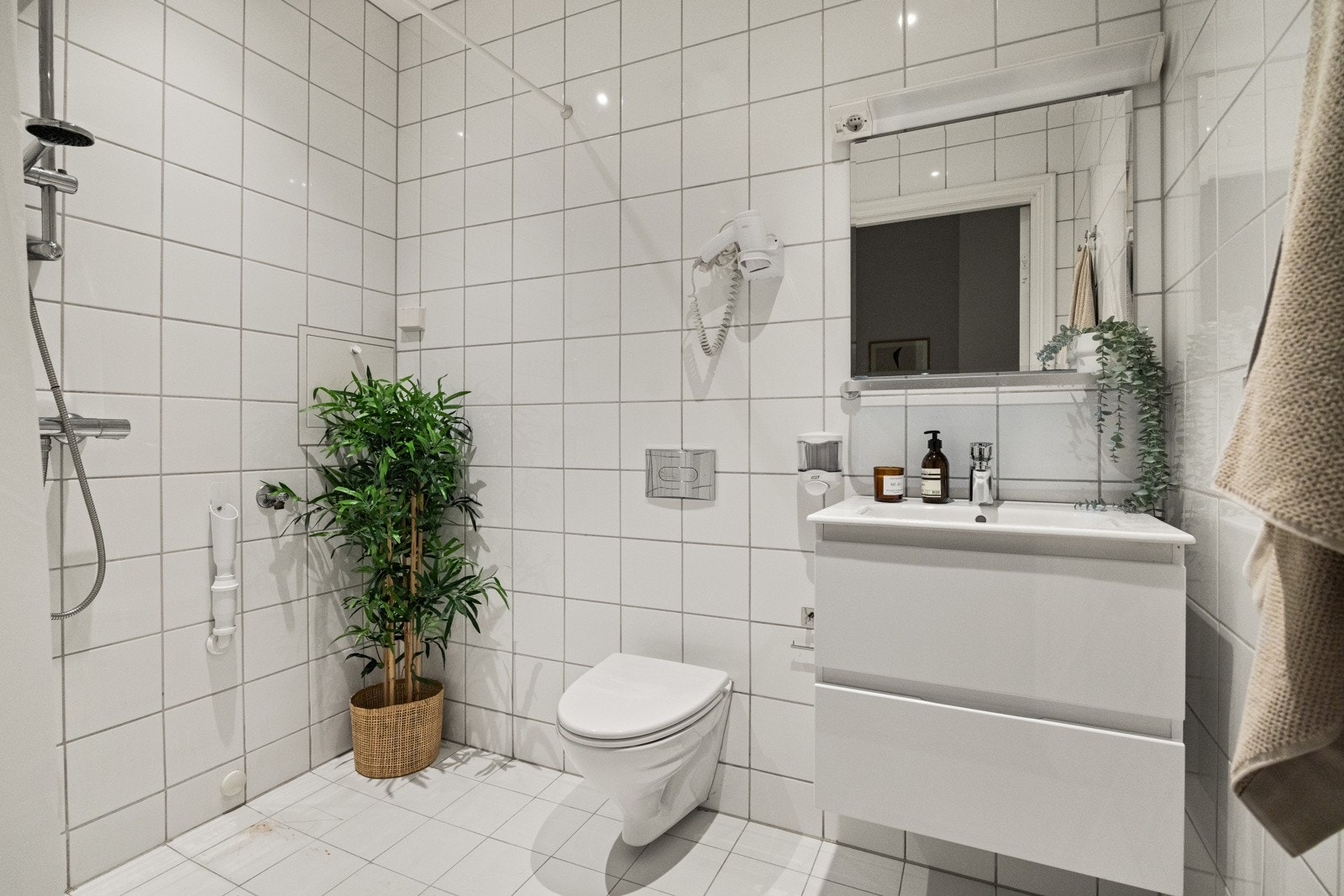 Leiligheten har et lyst flislagt baderom med vannbåren gulvvarme. Galleribilde
