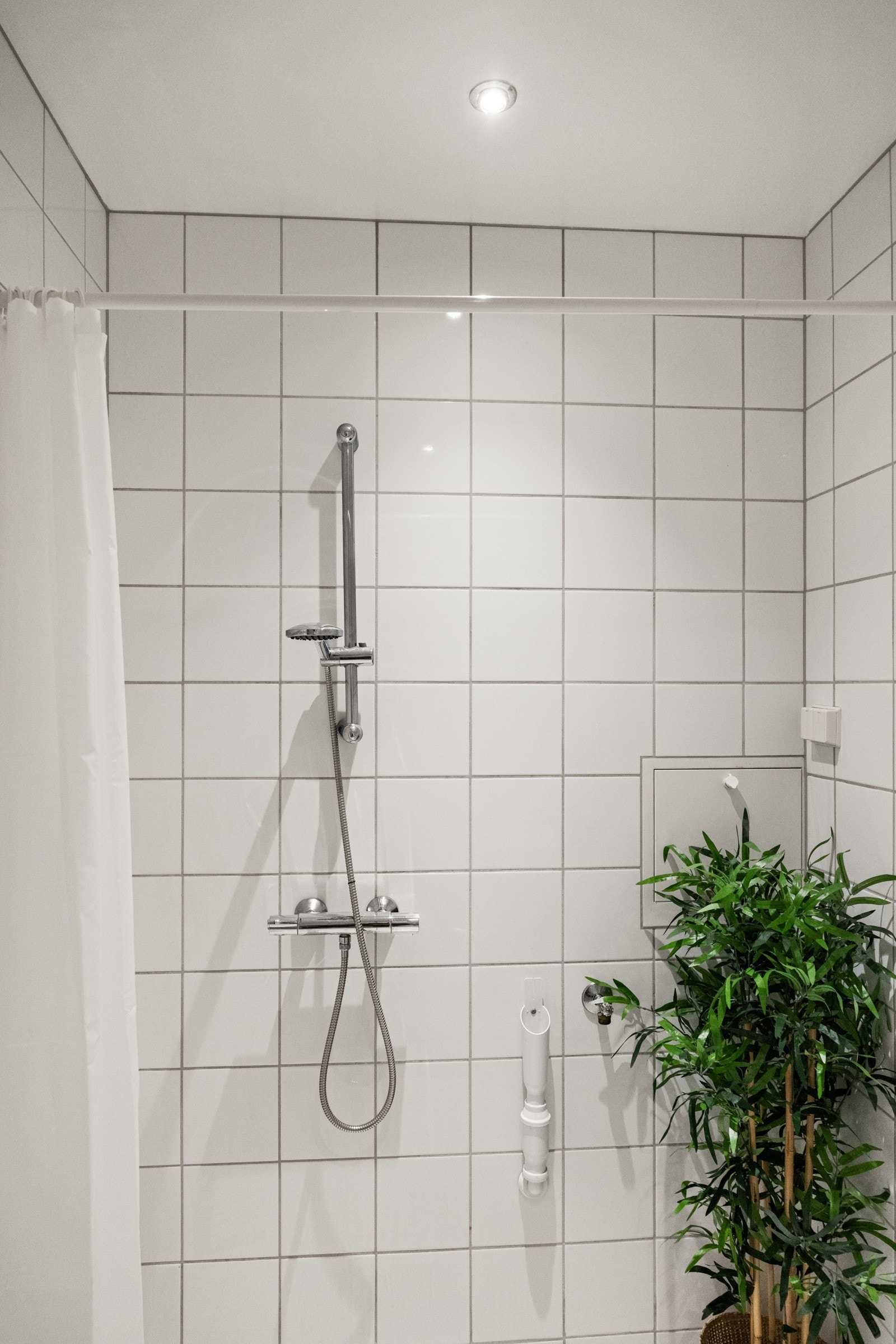 Baderommet er også utstyrt med vegghengt dusj, vegghengt toalett og opplegg for vaskemaskin. Galleribilde