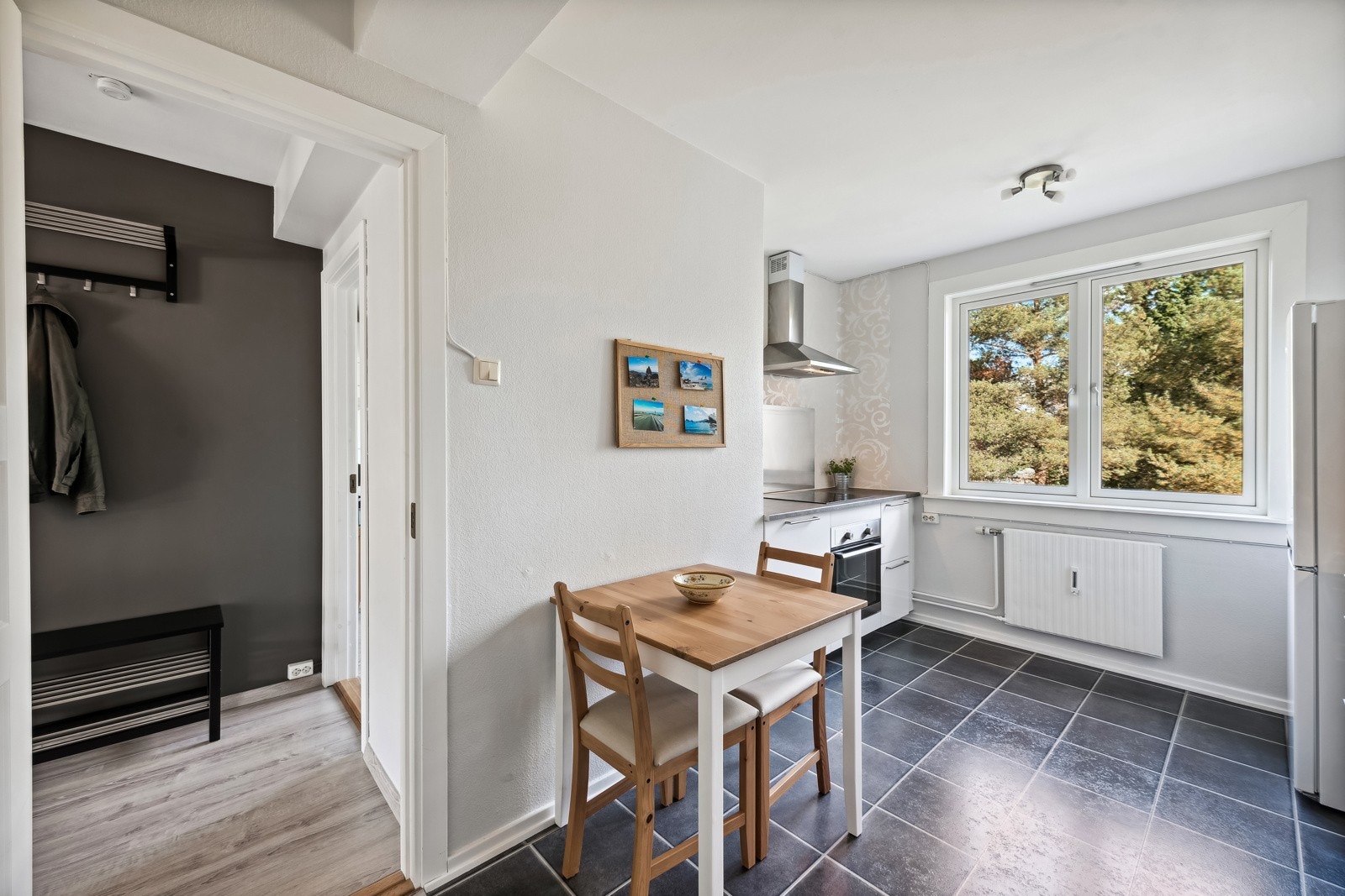 Separat kjøkkenrom. Her er det plass til et hyggelig spisebord. Galleribilde