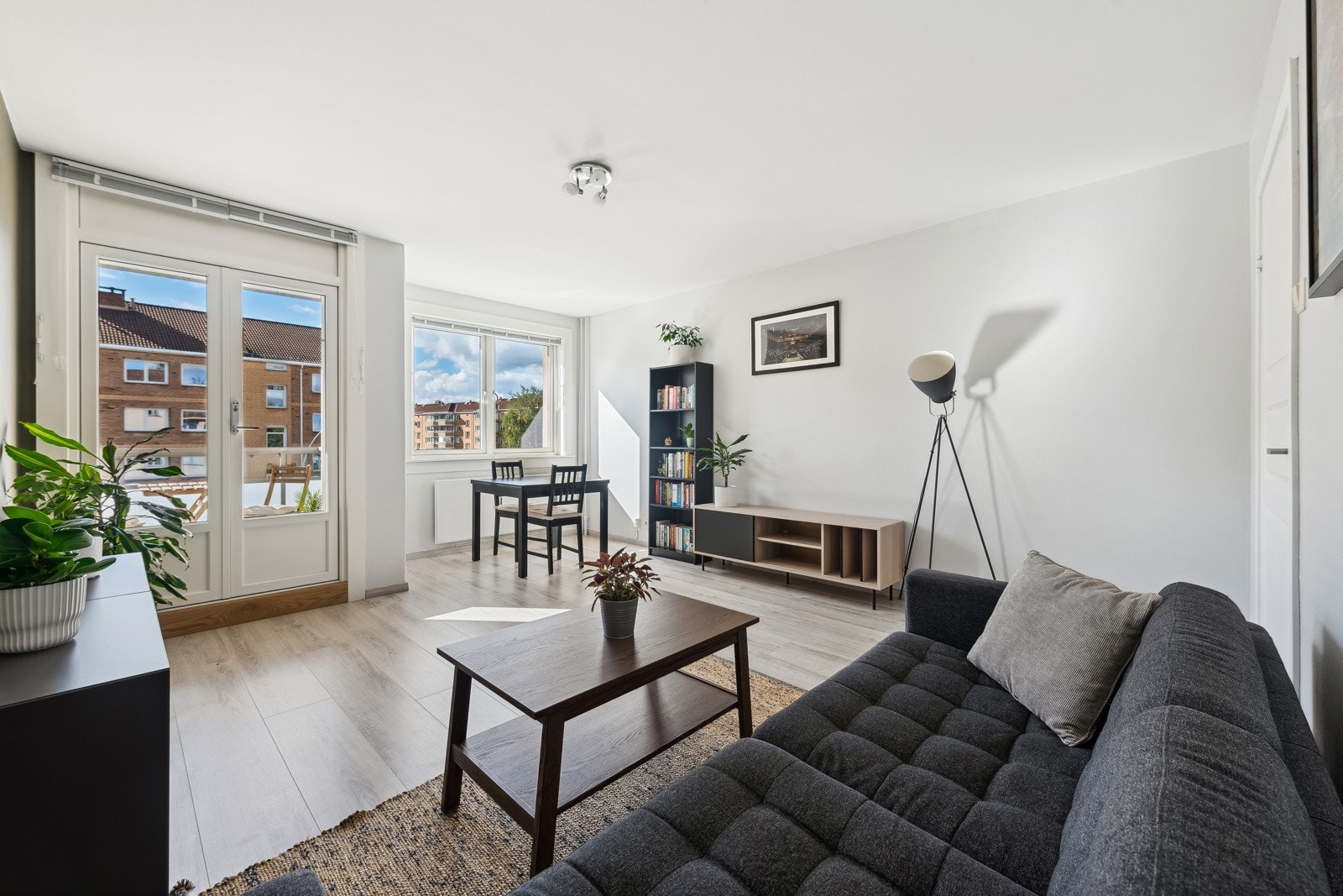 Romslig og luftig stue med store vindusflater. Galleribilde