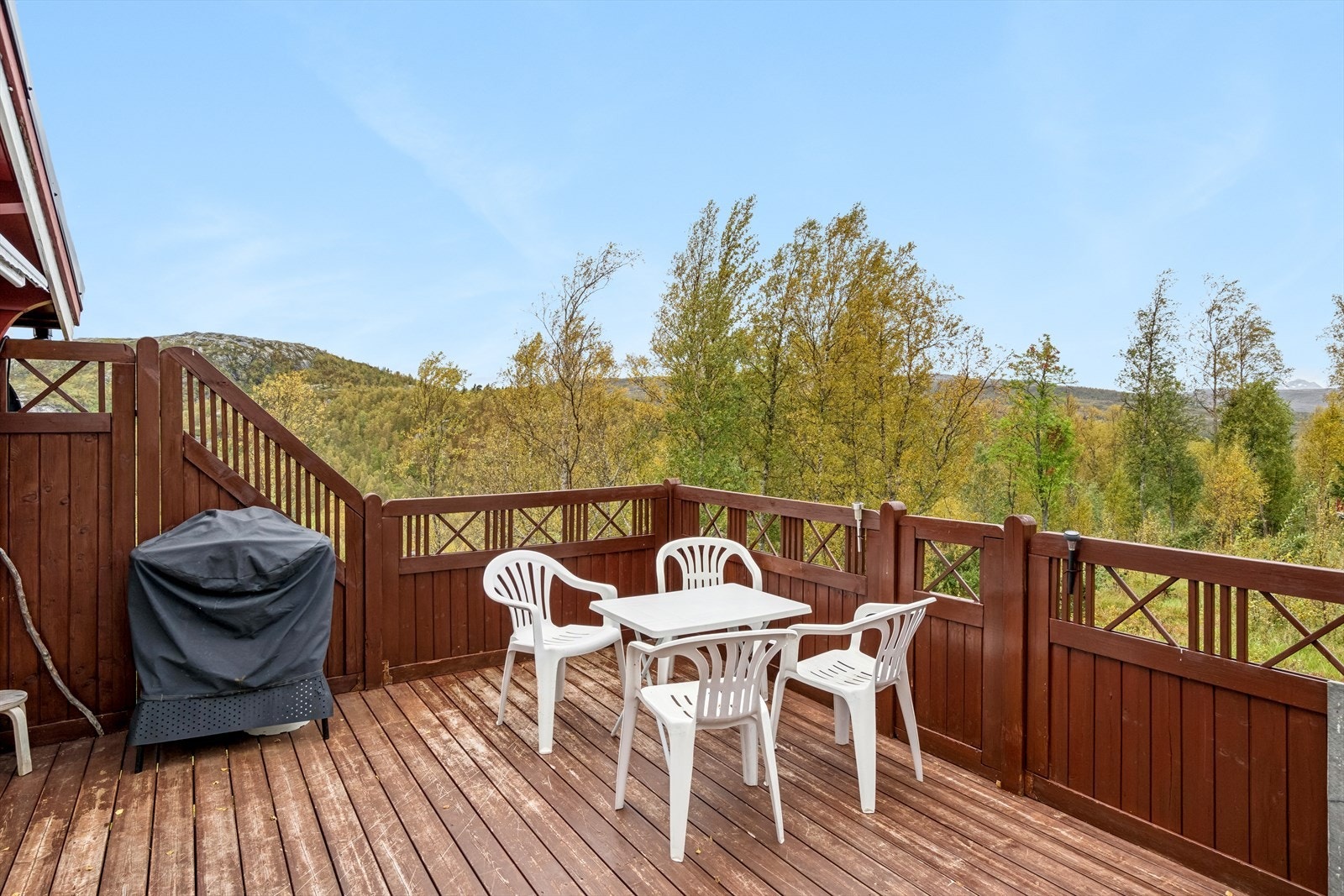 Verandaen har gode solforhold fra morgen til kveld Galleribilde