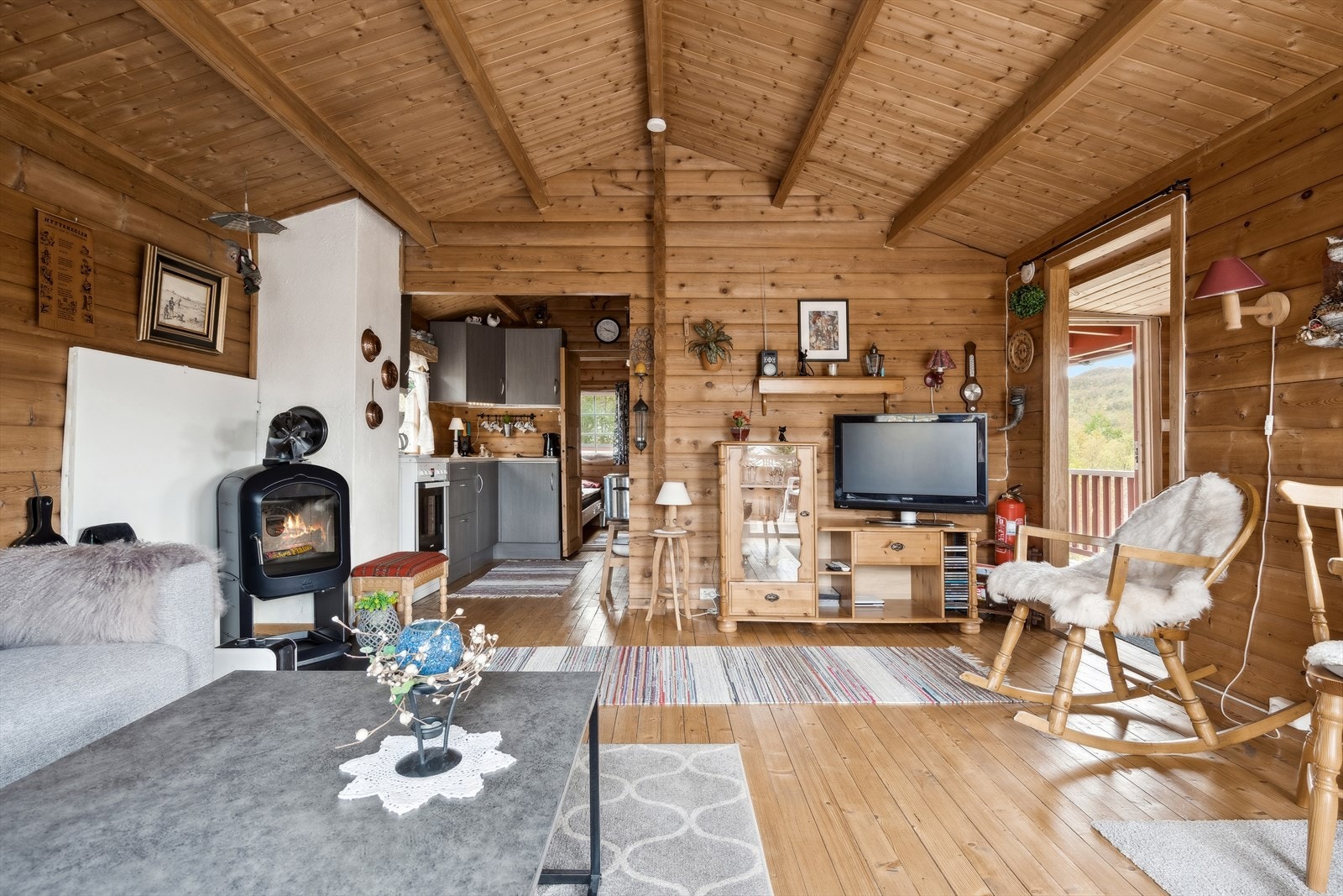 Fra entréen har man videre adkomst til stuen Galleribilde