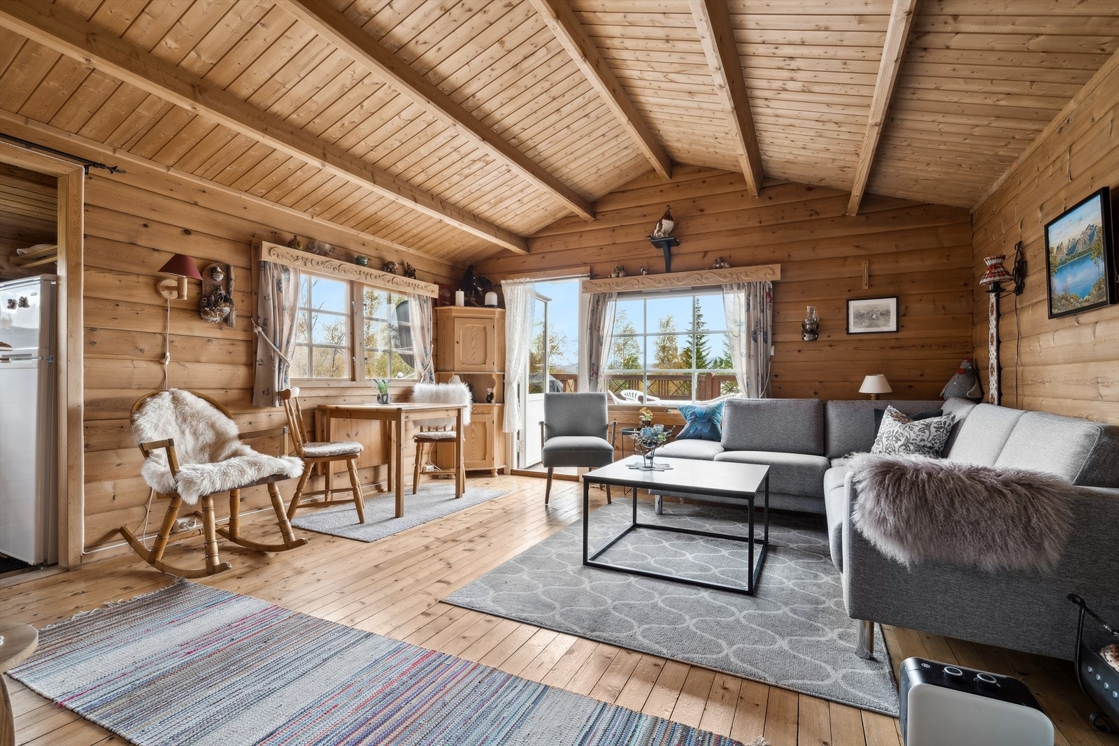 Stuen er romslig og har store vindusflater som slipper inn mye naturlig lys Galleribilde