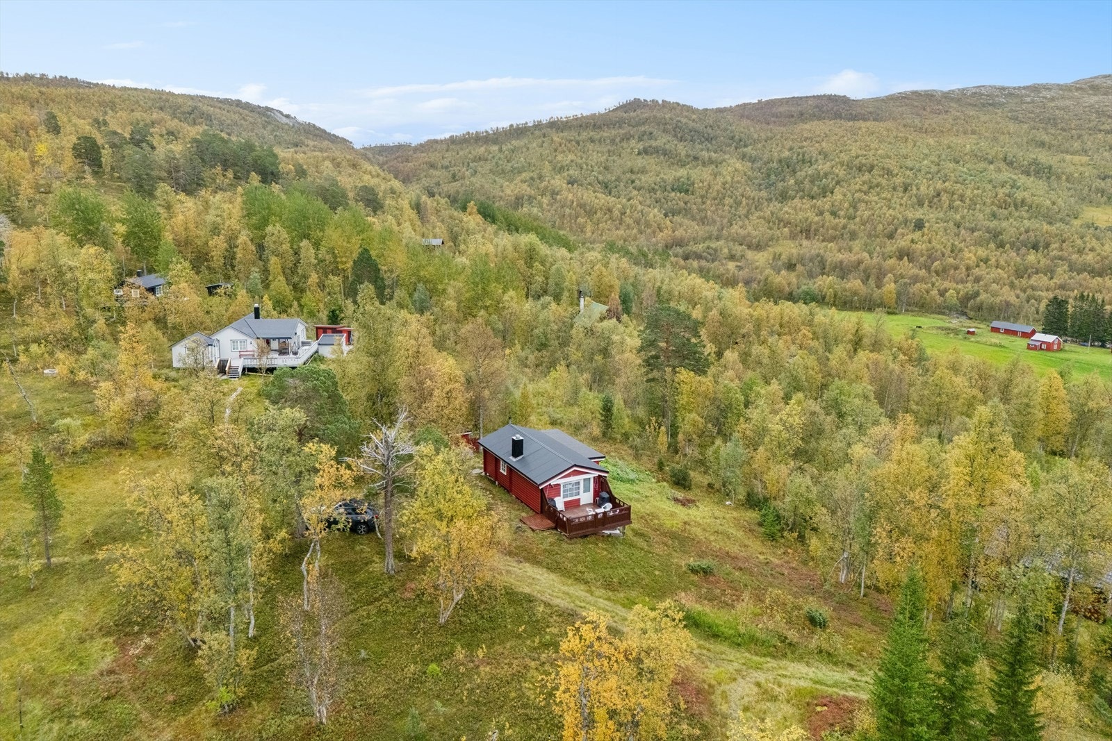 Hytta ligger praktisk til, kun en kort avkjøring fra Kulturveien inn til hyttefeltet i Austerheim via privat vei Galleribilde