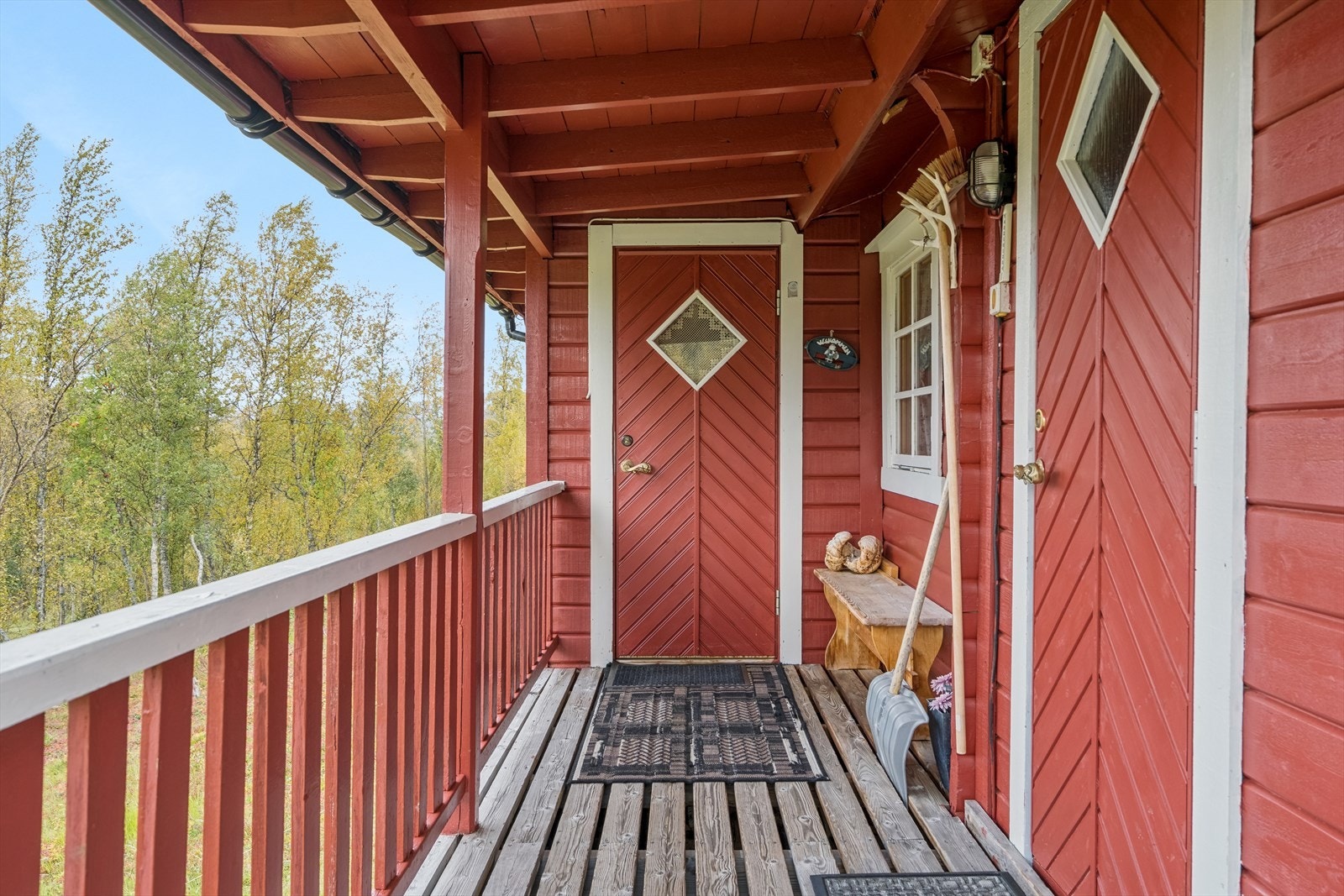 Hytten har adkomst via overbygd inngangsparti Galleribilde